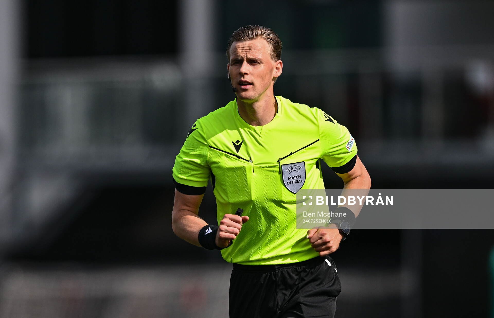 Referee Sander van der Eijk