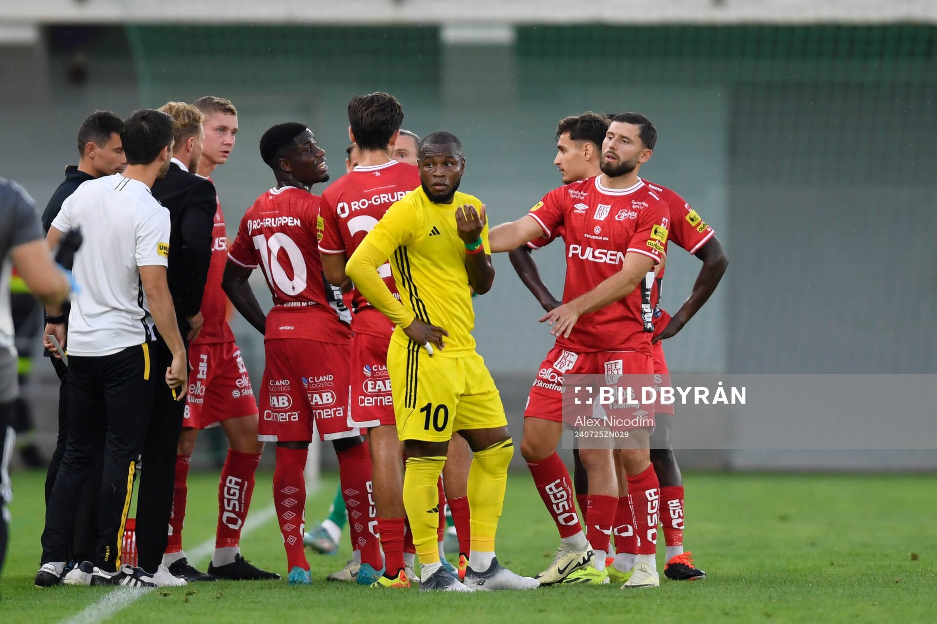 Michael Baidoo of Sheriff Tiraspol listen to the Manager