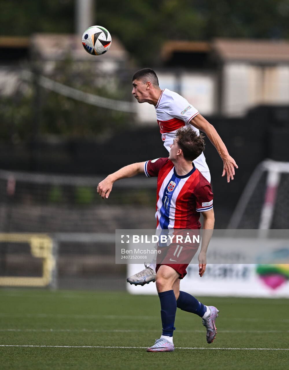 Diren Dagdeviren of Turkiye in action against Edvin Austbø