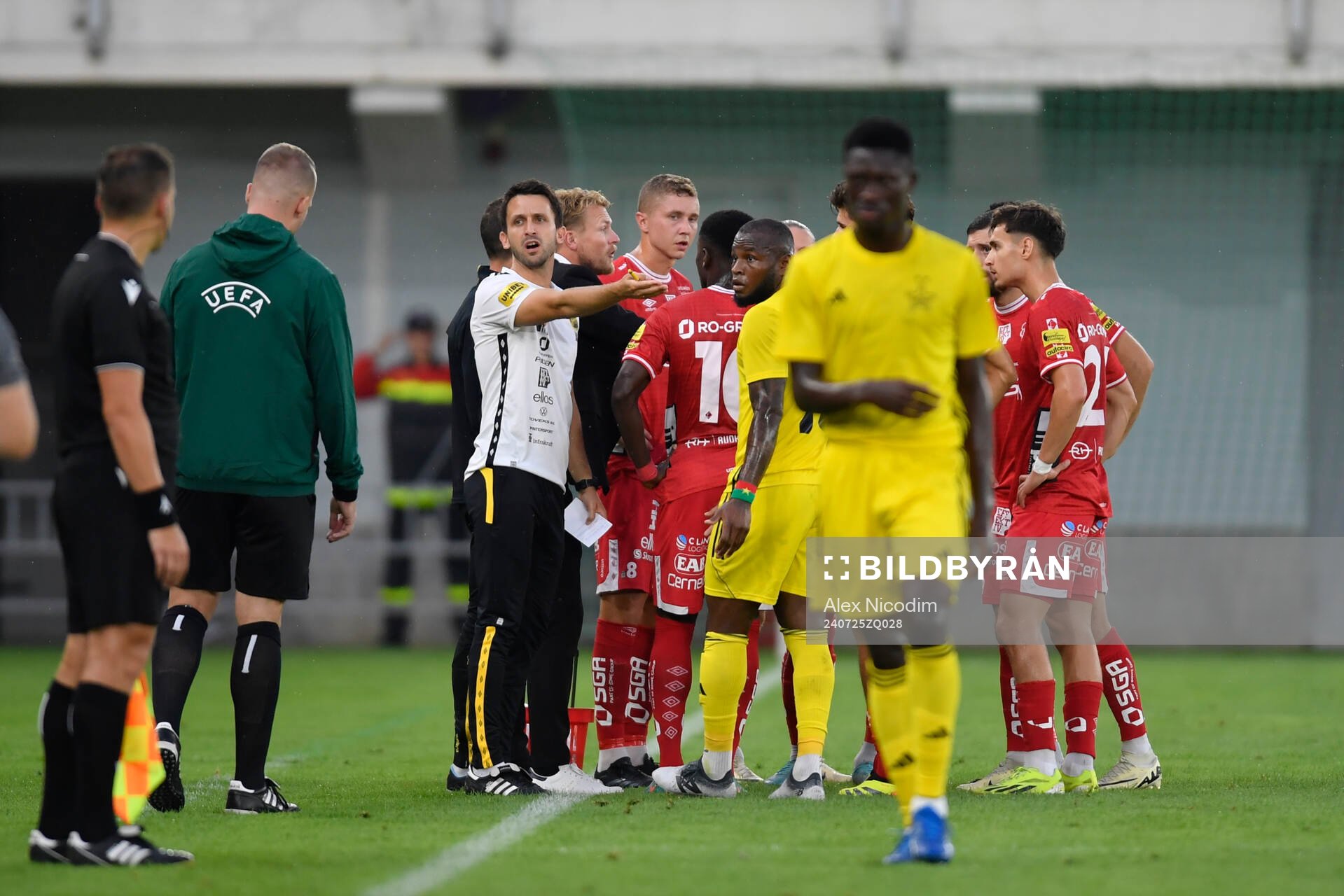 Michael Baidoo of Sheriff Tiraspol listen to the Manager