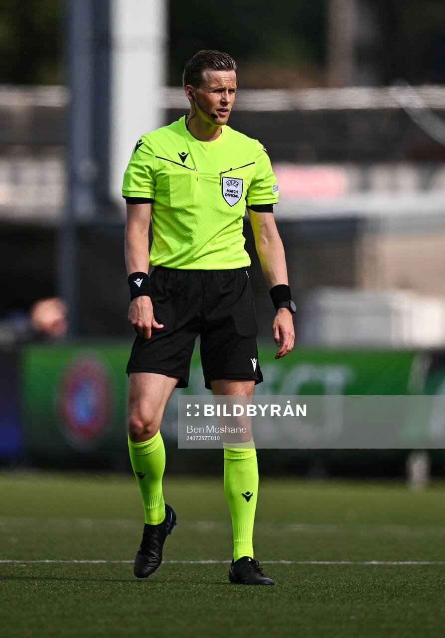 Referee Sander van der Eijk