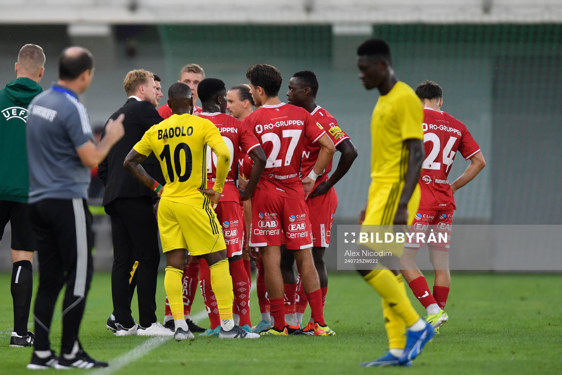 Michael Baidoo of Sheriff Tiraspol listen to the Manager