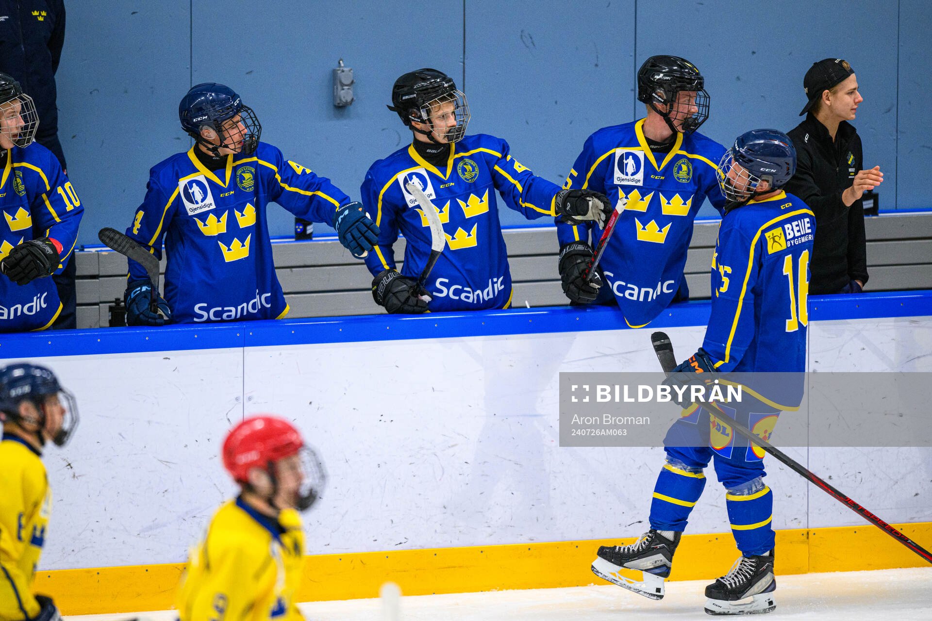 Olle Ågren of Sweden celebrates with teammates