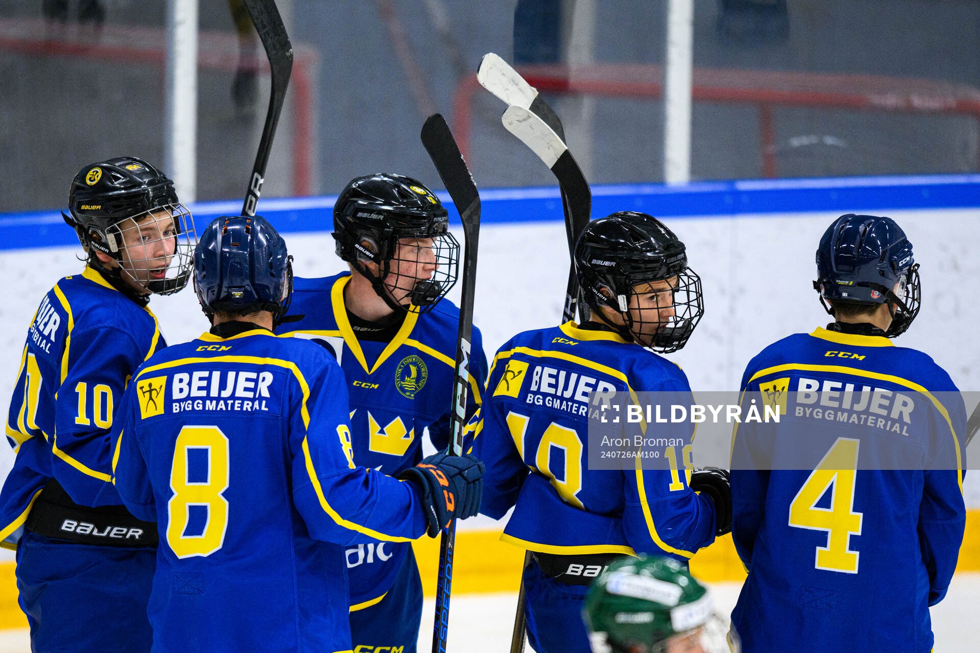 Alex Hillström celebrates with teammates