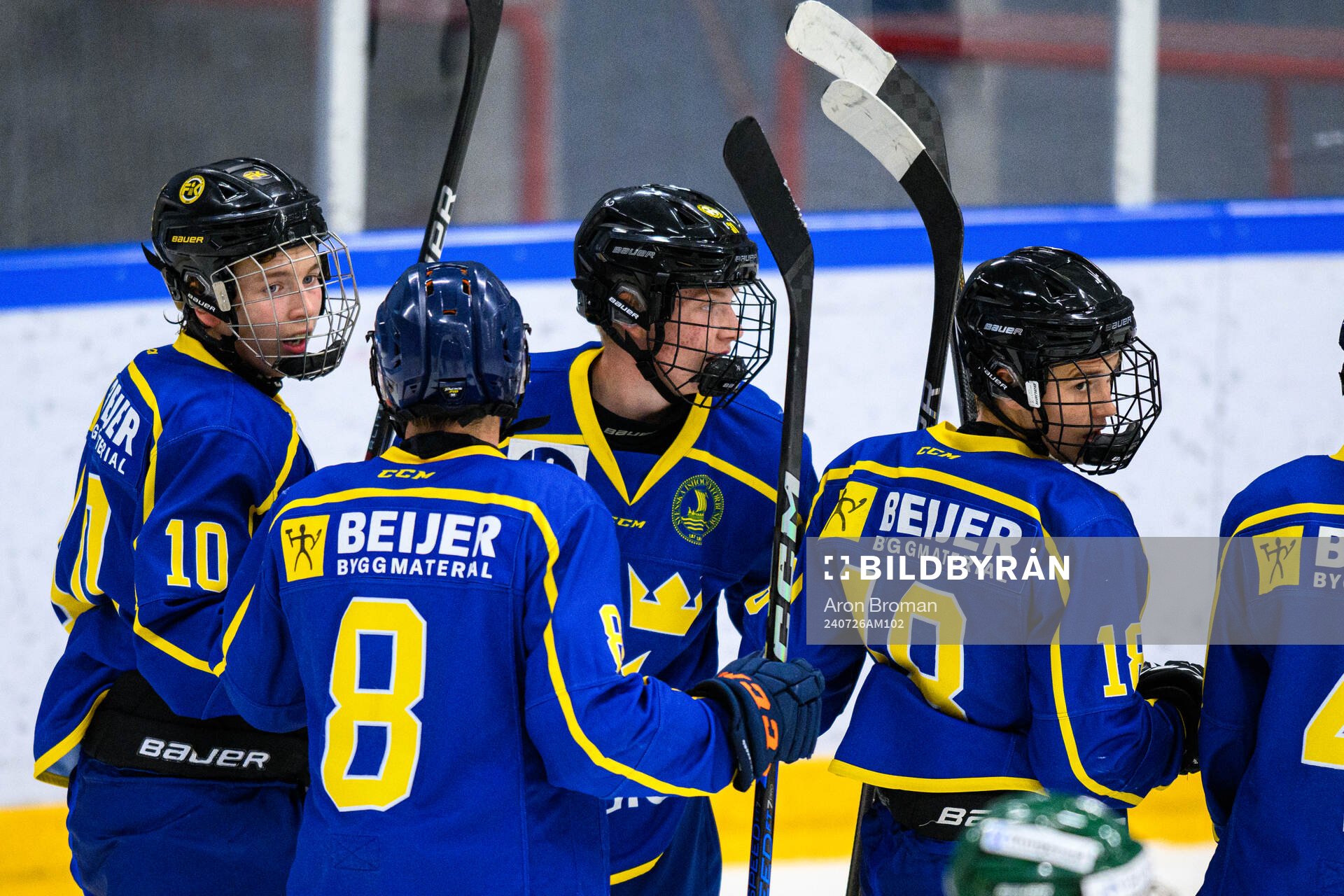 Alex Hillström celebrates with teammates