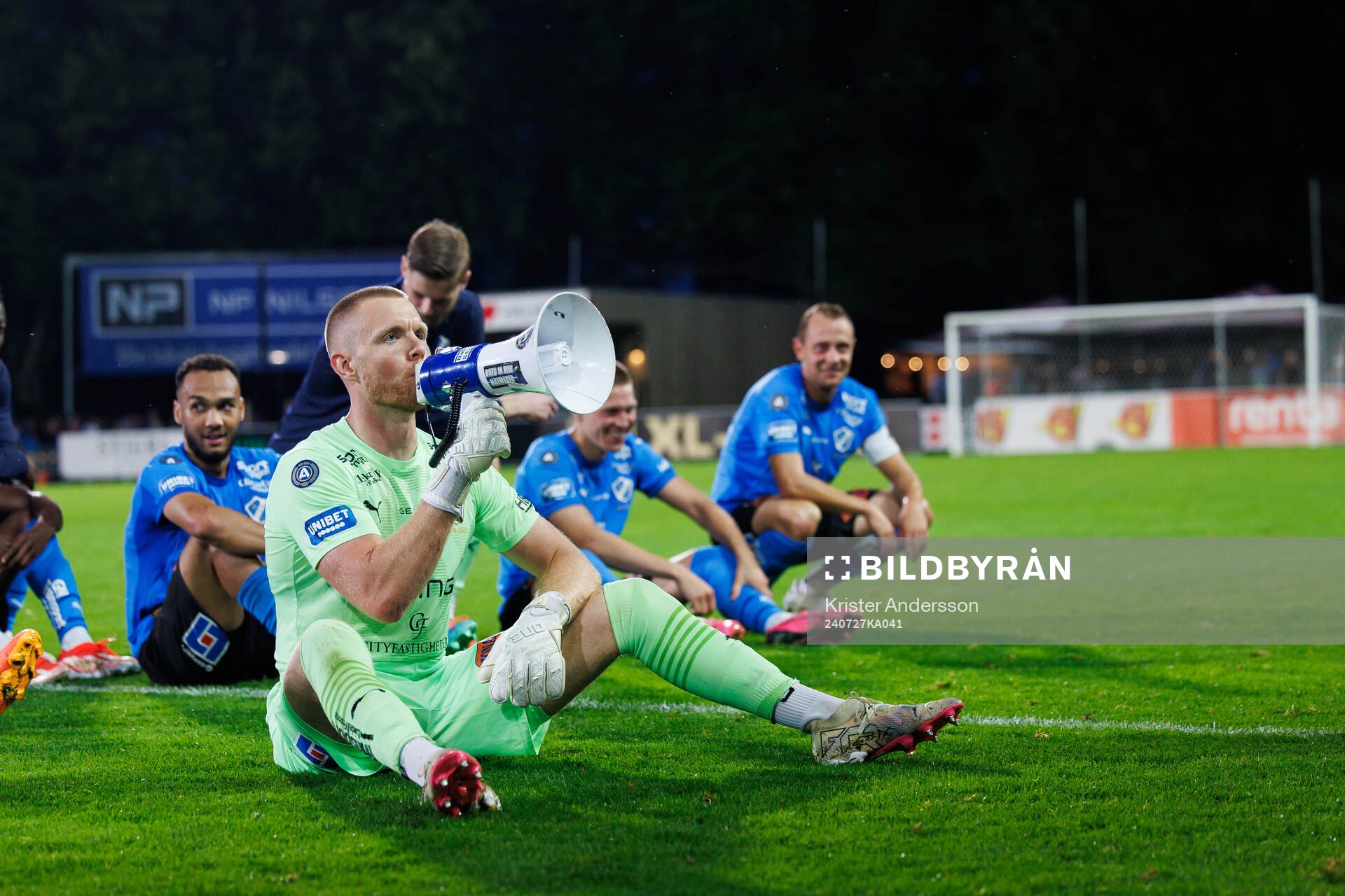 Halmstads målvakt Tim Erlandsson jublar