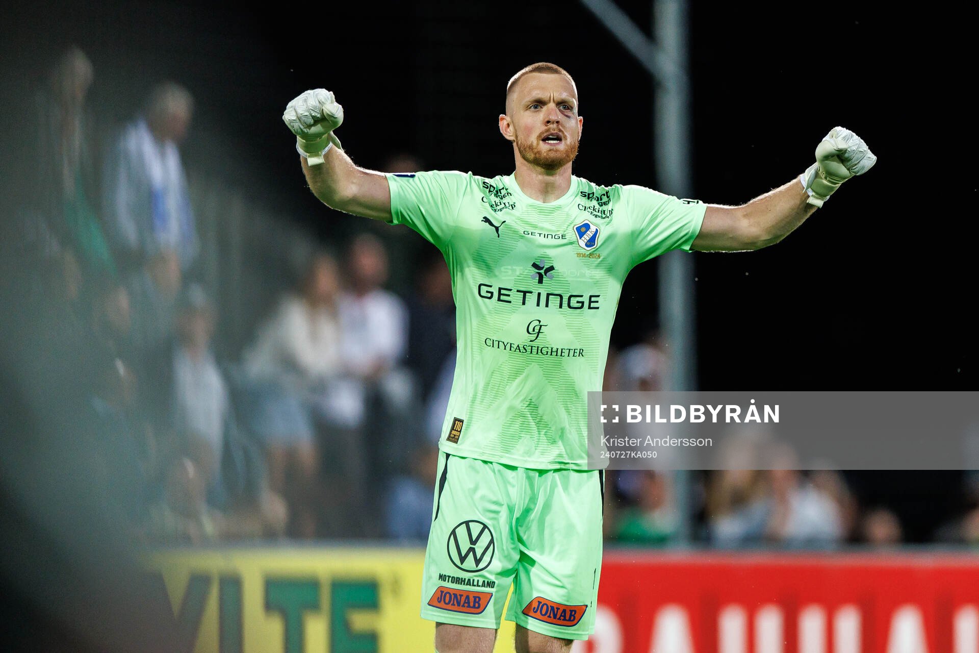 Halmstads målvakt Tim Erlandsson jublar