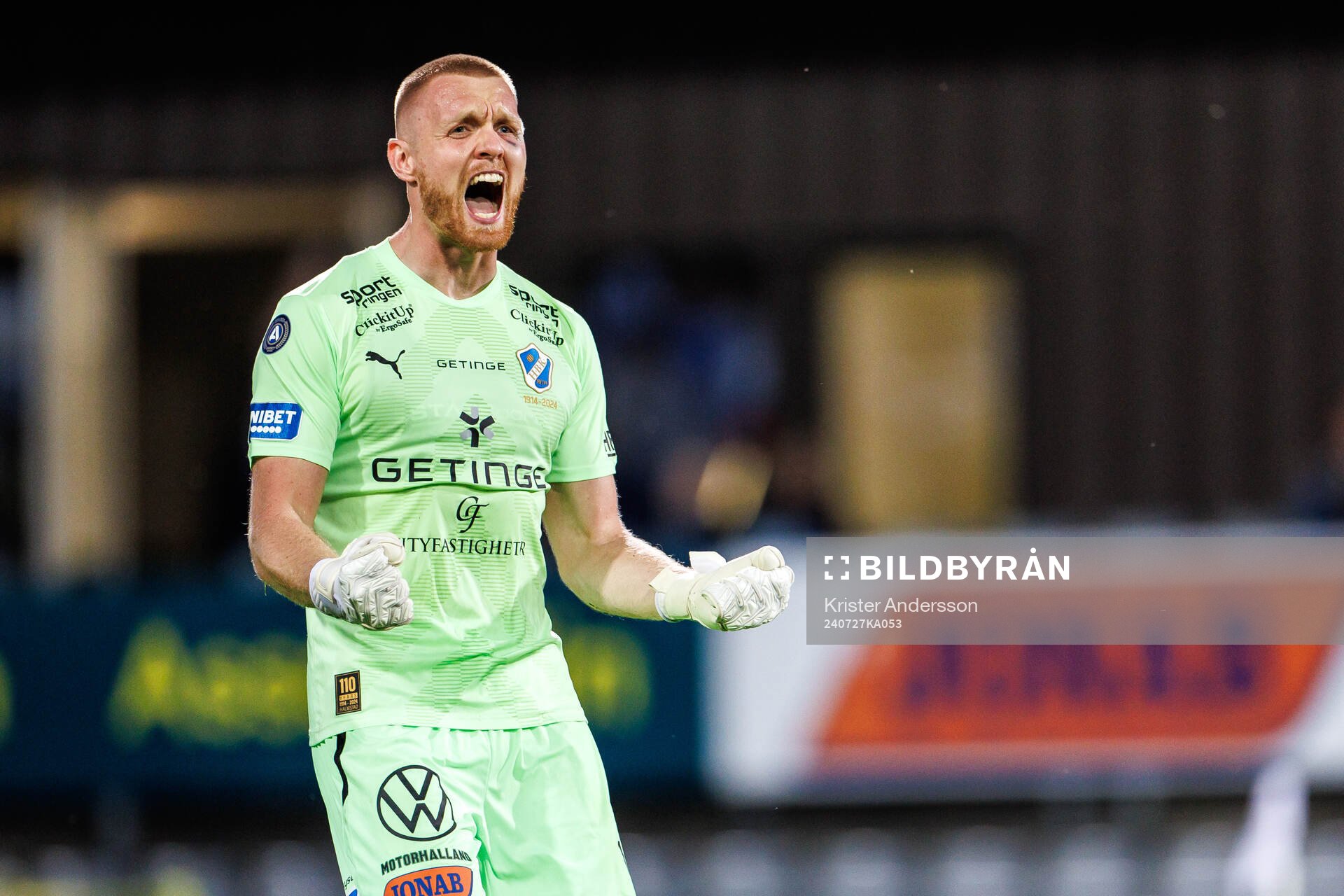 Halmstads målvakt Tim Erlandsson jublar