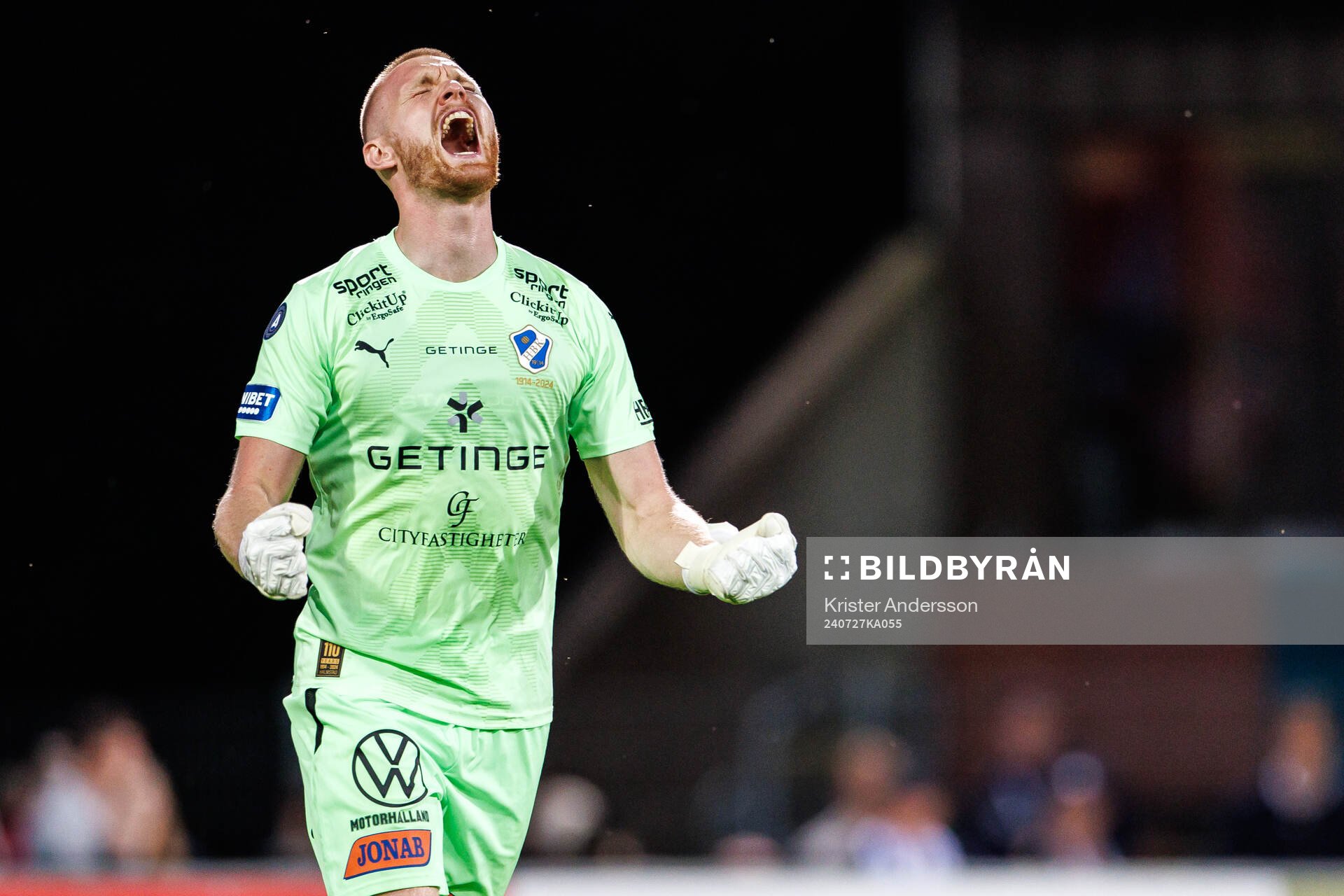 Halmstads målvakt Tim Erlandsson jublar
