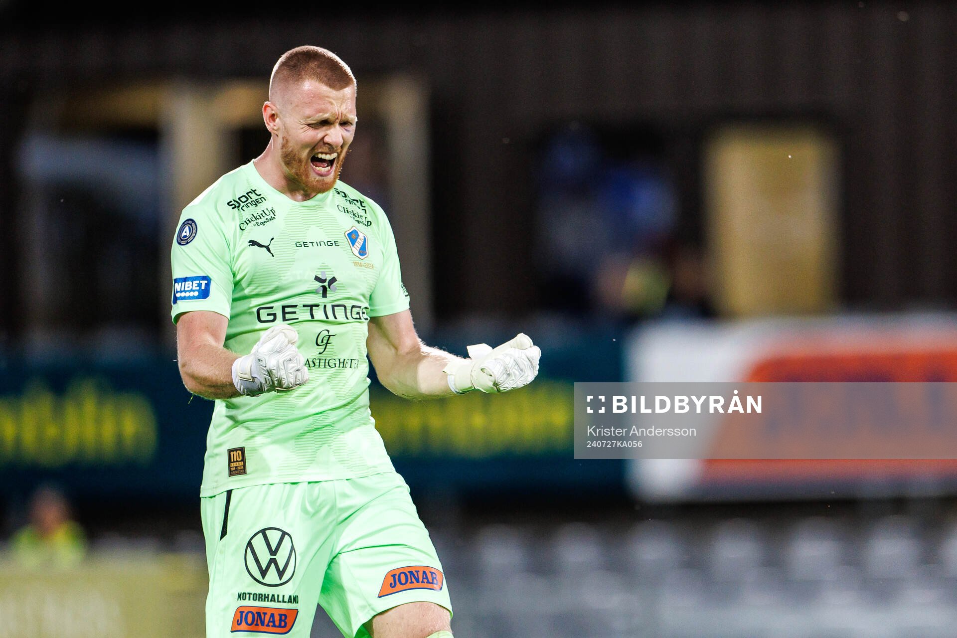 Halmstads målvakt Tim Erlandsson jublar