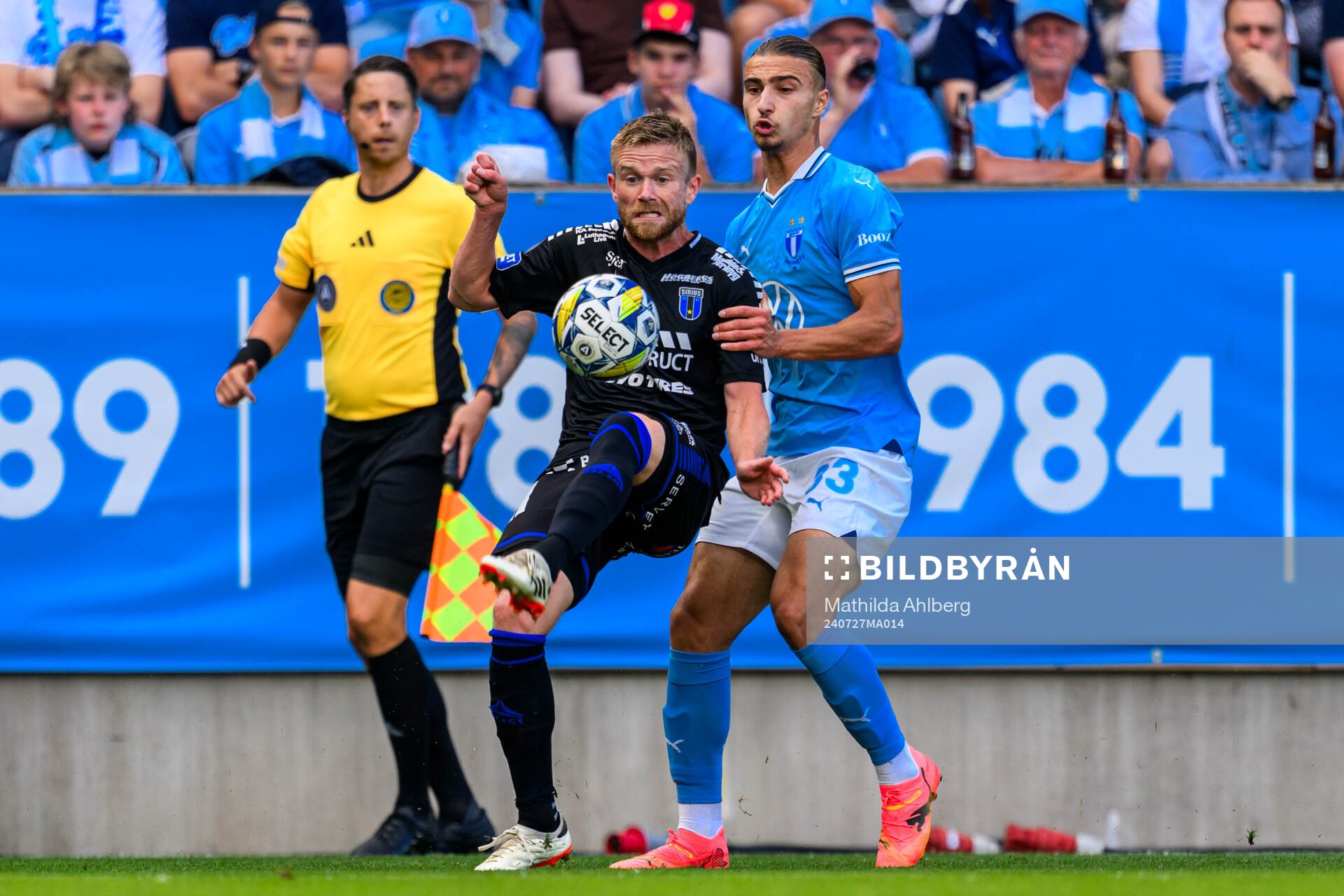 Sirius Dennis Widgren och Malmö FFs Lasse Berg Johnsen under fotbollsmatchen i Allsvenskan mellan Malmö FF och Sirius den 27 juli 2024 i Malmö.