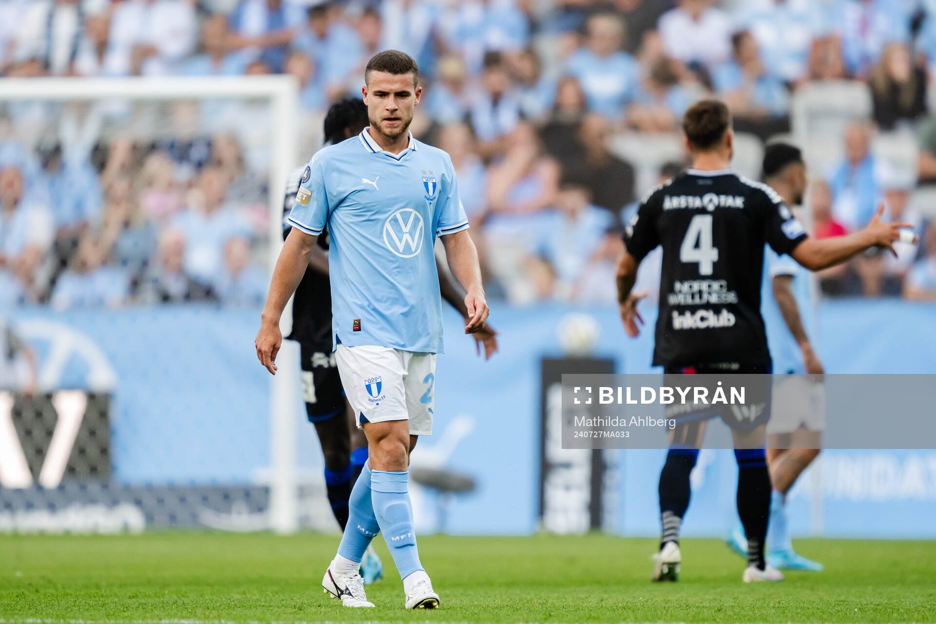 Malmö FFs Gabriel Busanello deppar