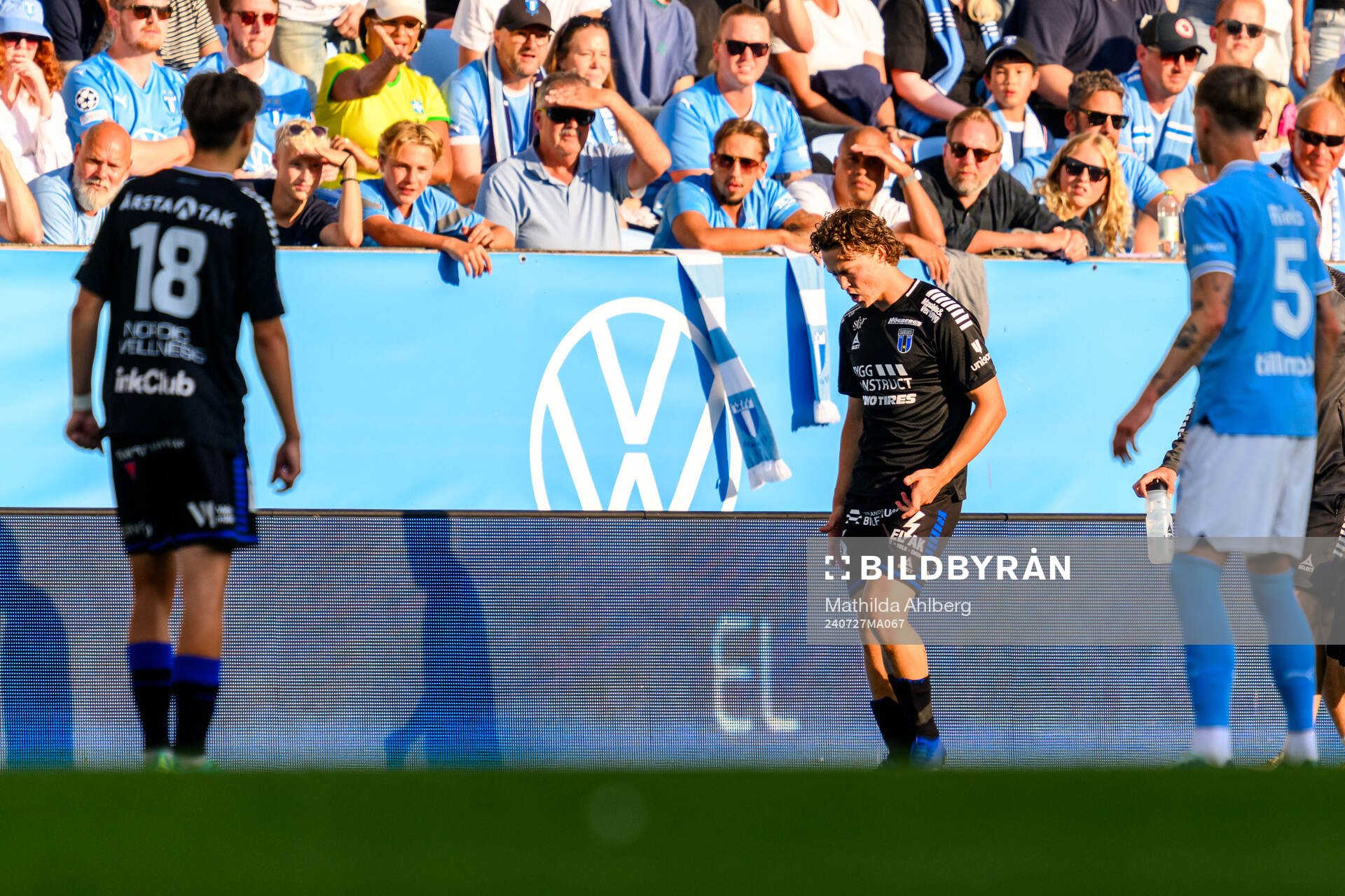 Sirius Herman Sjögrell har ont under fotbollsmatchen i Allsvenskan mellan Malmö FF och Sirius den 27 juli 2024 i Malmö. 