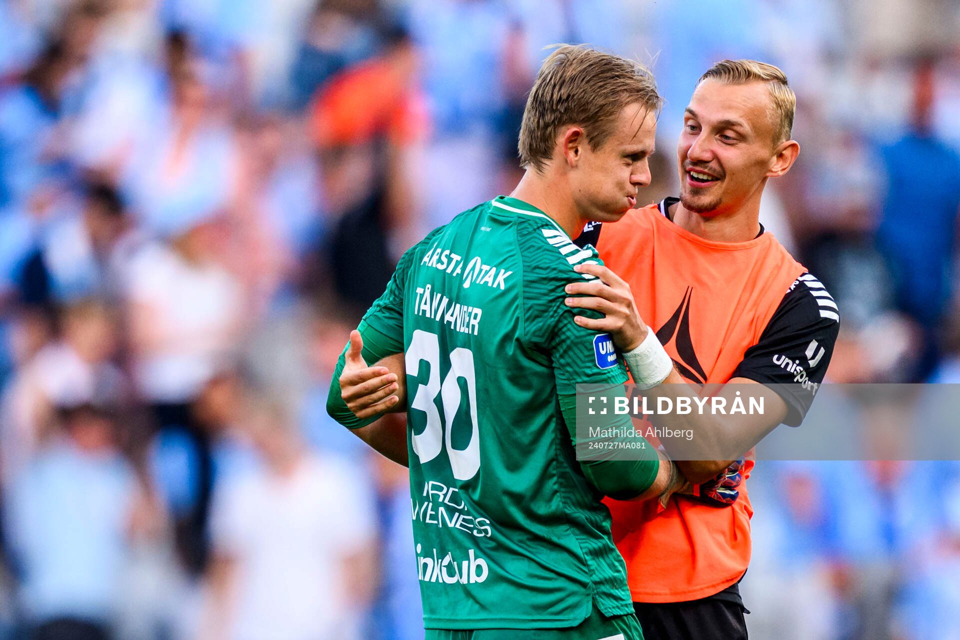 Sirius målvakt Jakob Tånnander och Jakob Voelkerling Persson jublar efter fotbollsmatchen i Allsvenskan mellan Malmö FF och Sirius den 27 juli 2024 i Malmö.