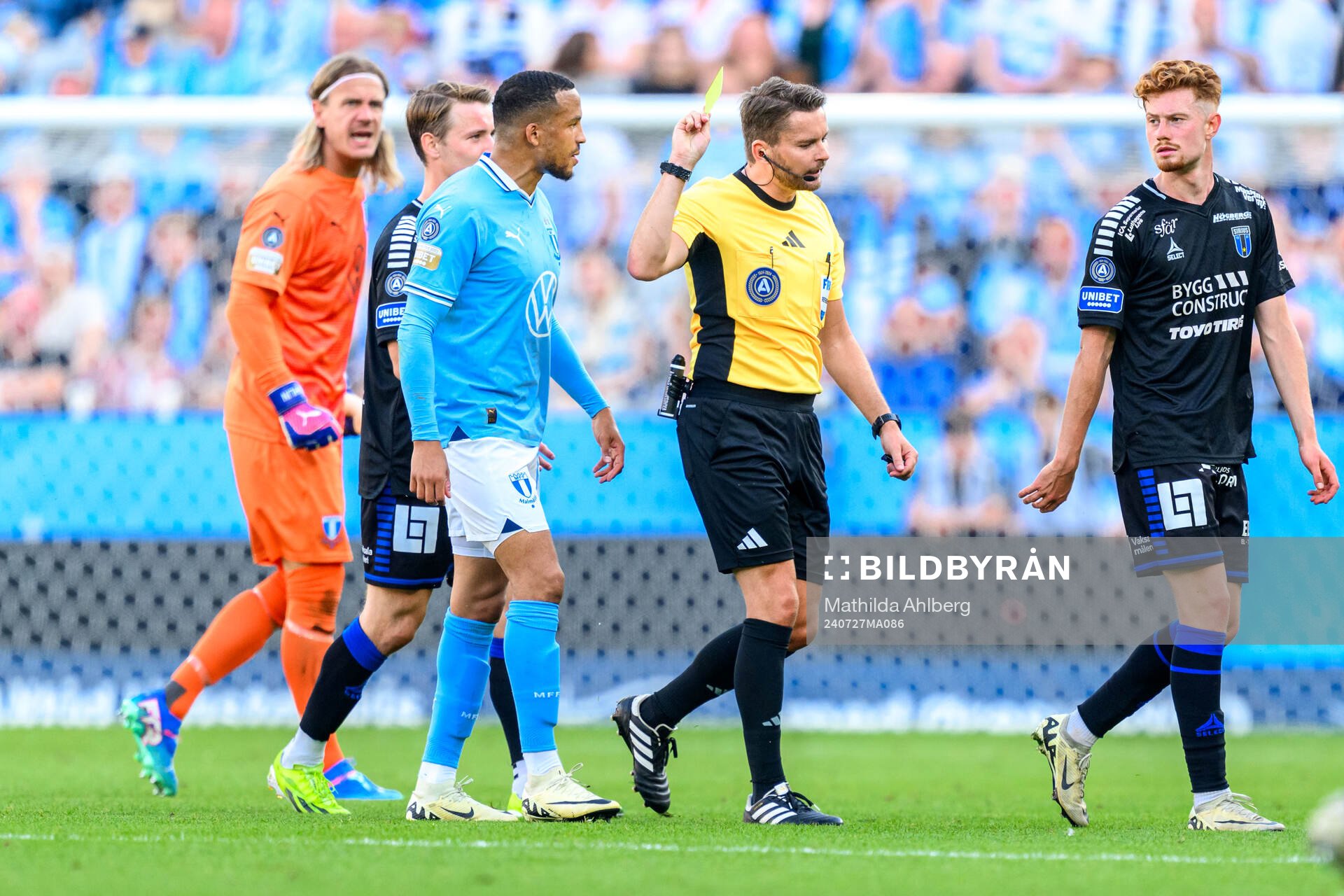 Malmö FFs Martin Olsson och Domare Joakim Östling