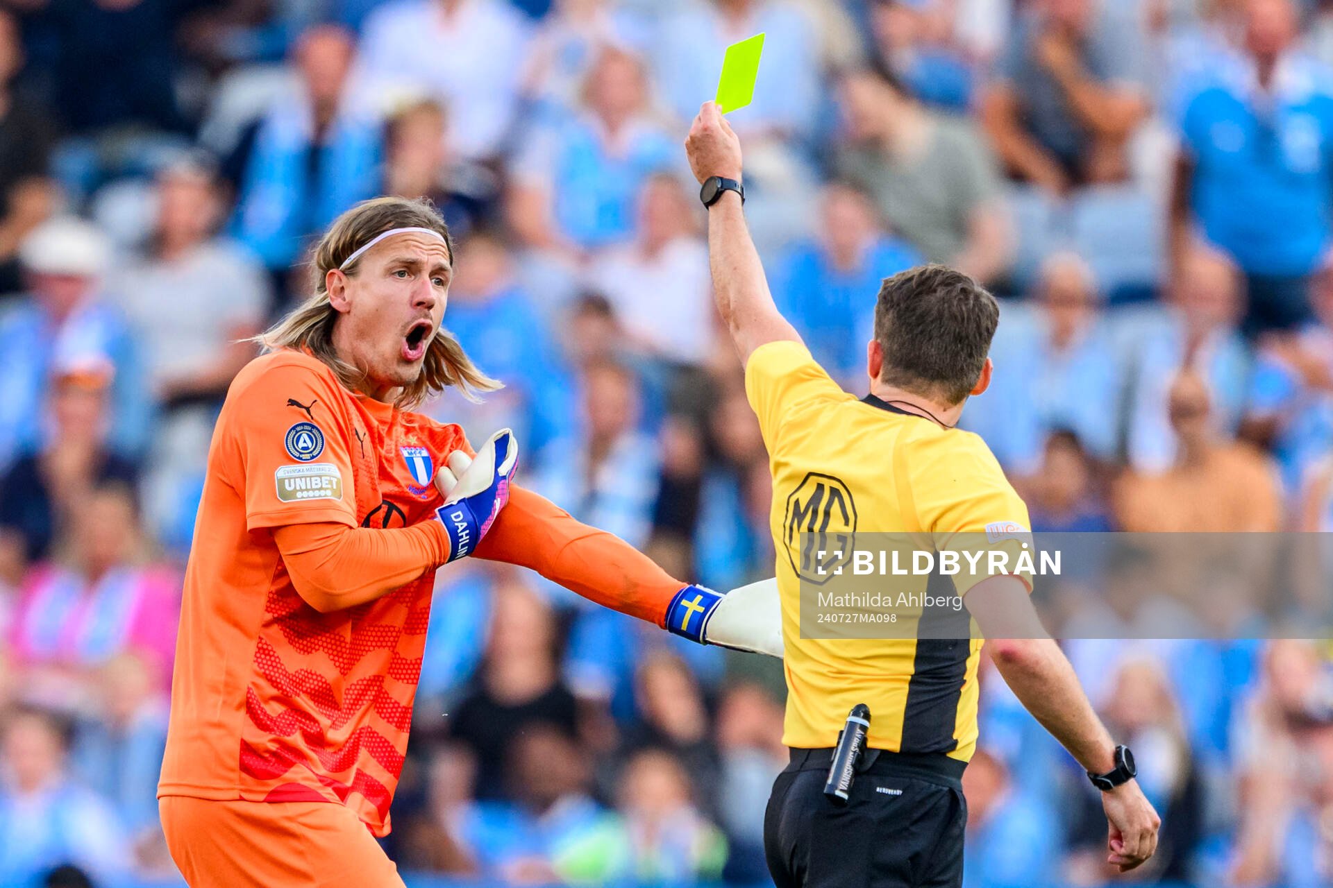 Malmö FFs målvakt Johan Dahlin reagerar mot domare Joakim
