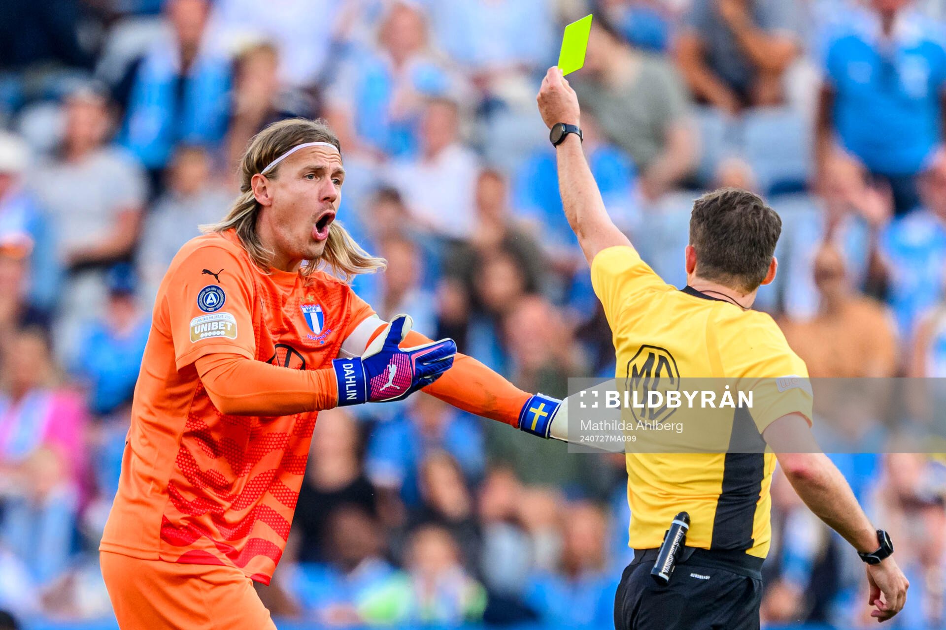Malmö FFs målvakt Johan Dahlin reagerar mot domare Joakim