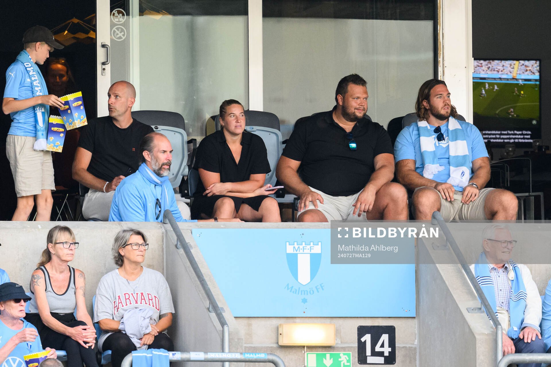 Staffan Jönsson, Fanny Roos, Daniel Ståhl och Wictor Petersson på läktaren under fotbollsmatchen i Allsvenskan mellan Malmö FF och Sirius den 27 juli 2024 i Malmö.