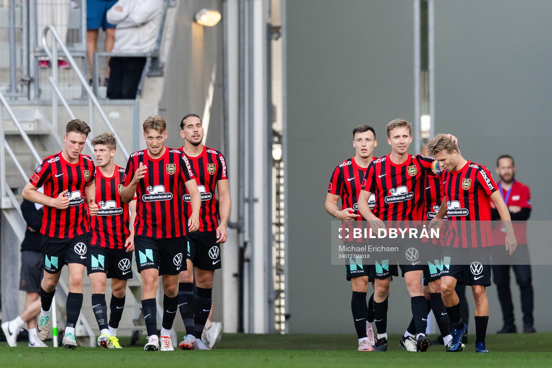 Brommapojkarnas spelare jublar med Ludvig Fritzson