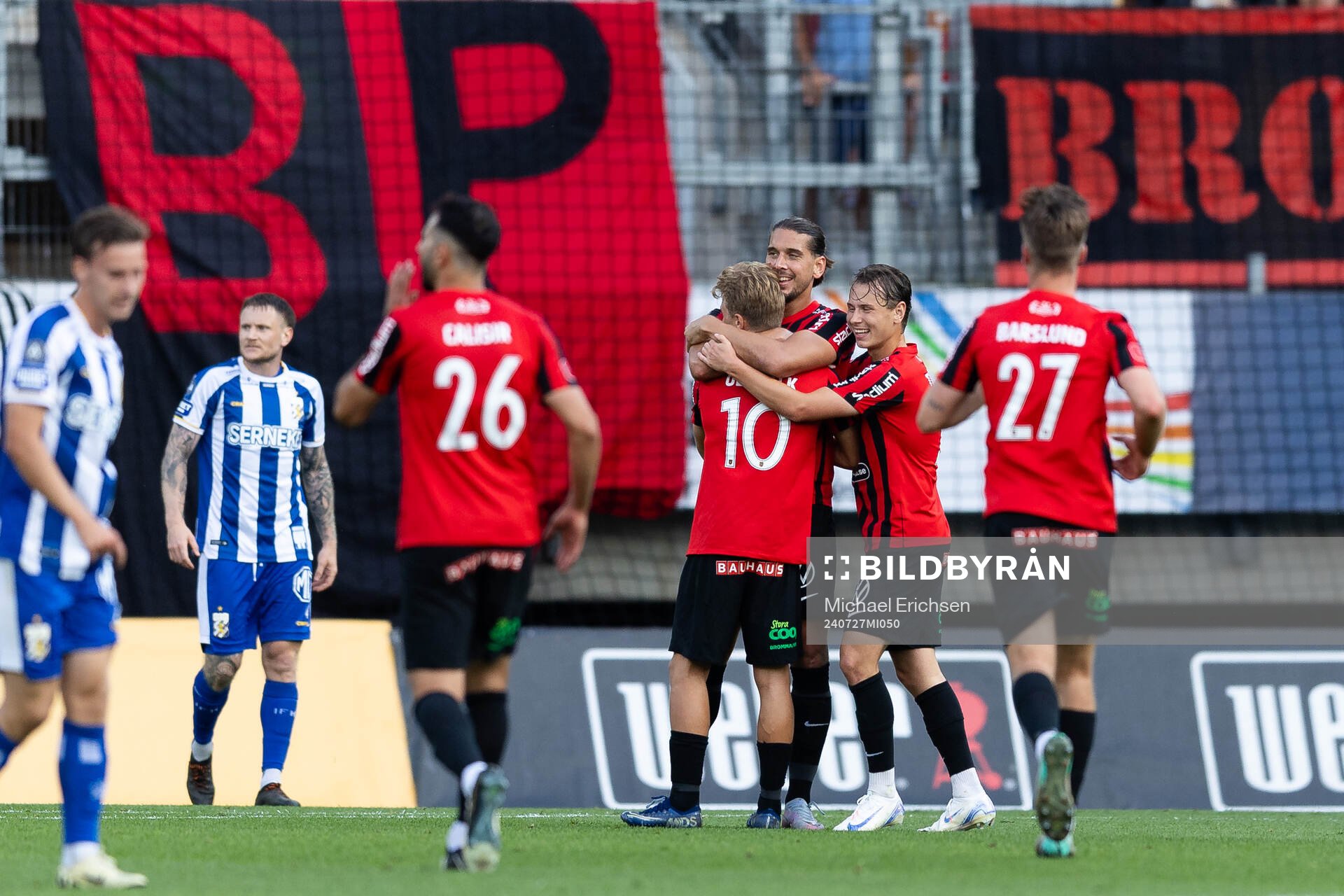 Brommapojkarnas Nikola Vasic jublar med lagkamrater