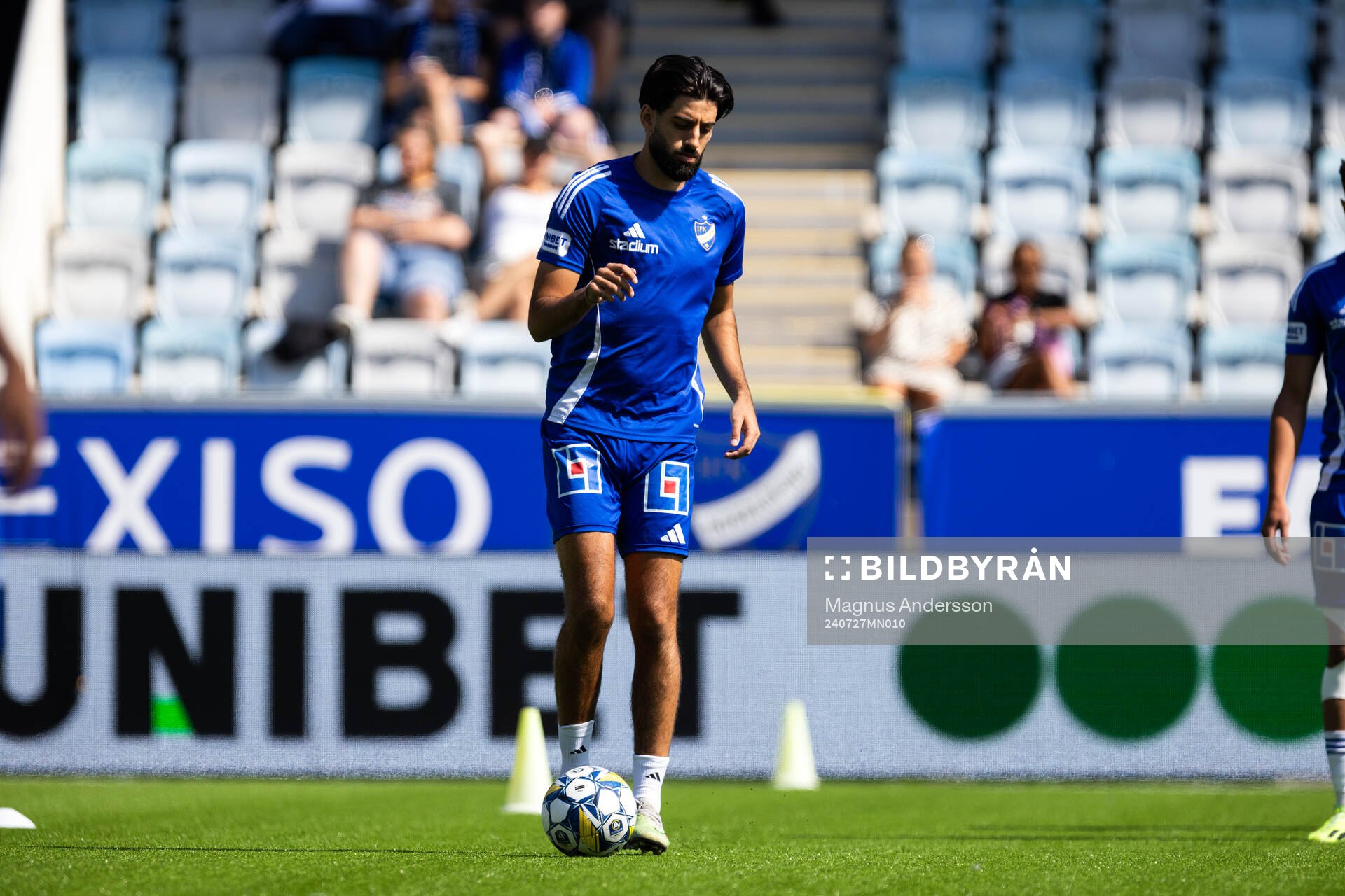 IFK Norrköpings Kristoffer Khazeni på uppvärmningen