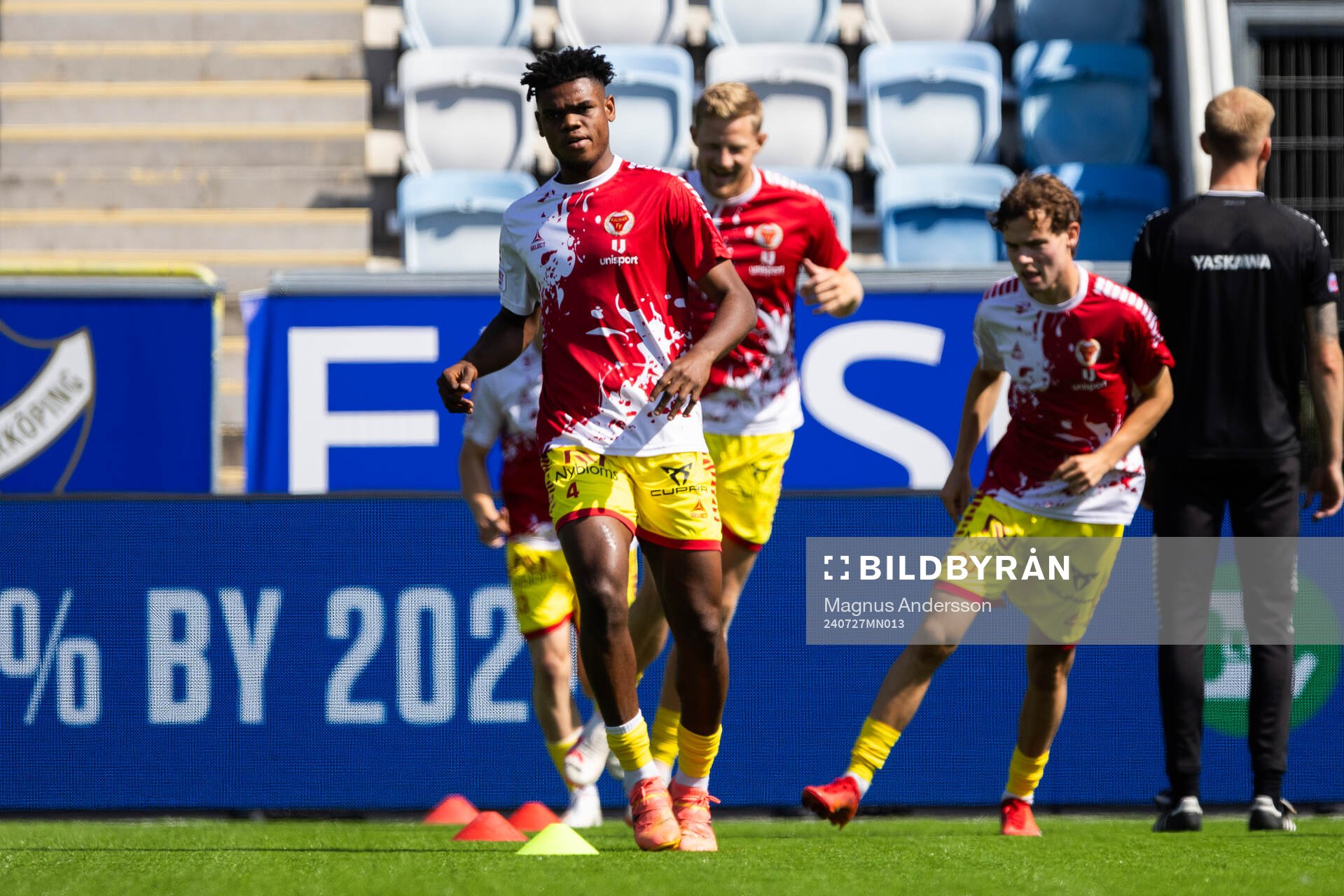 Kalmars Vince Osuji på uppvärmningen inför fotbollsmatchen i Allsvenskan mellan IFK Norrköping och Kalmar den 27 juli 2024 i Norrköping.