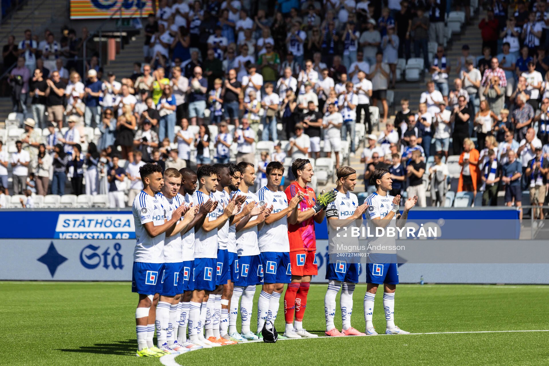 IFK Norrköpings spelare hyllar tidigare ordförande Peter Hunt inför fotbollsmatchen i Allsvenskan mellan IFK Norrköping och Kalmar den 27 juli 2024 i Norrköping.