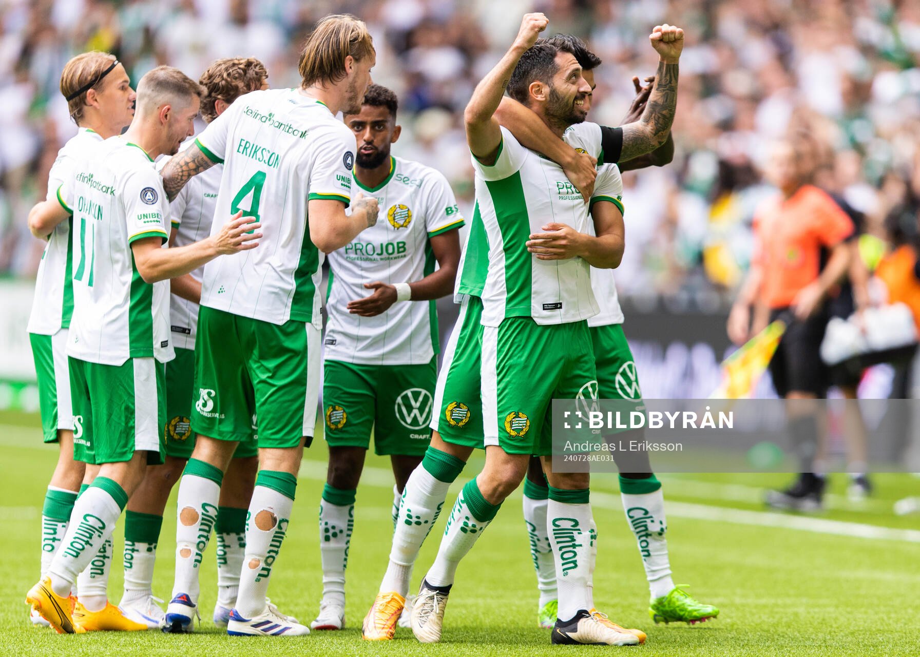 Hammarbys Nahir Besara jublar tillsammans med sina medspelare efter att ha gjort 1-0 för Hammarby under fotbollsmatchen i Allsvenskan mellan Hammarby och Mjällby den 28 juli 2024 i Stockholm.