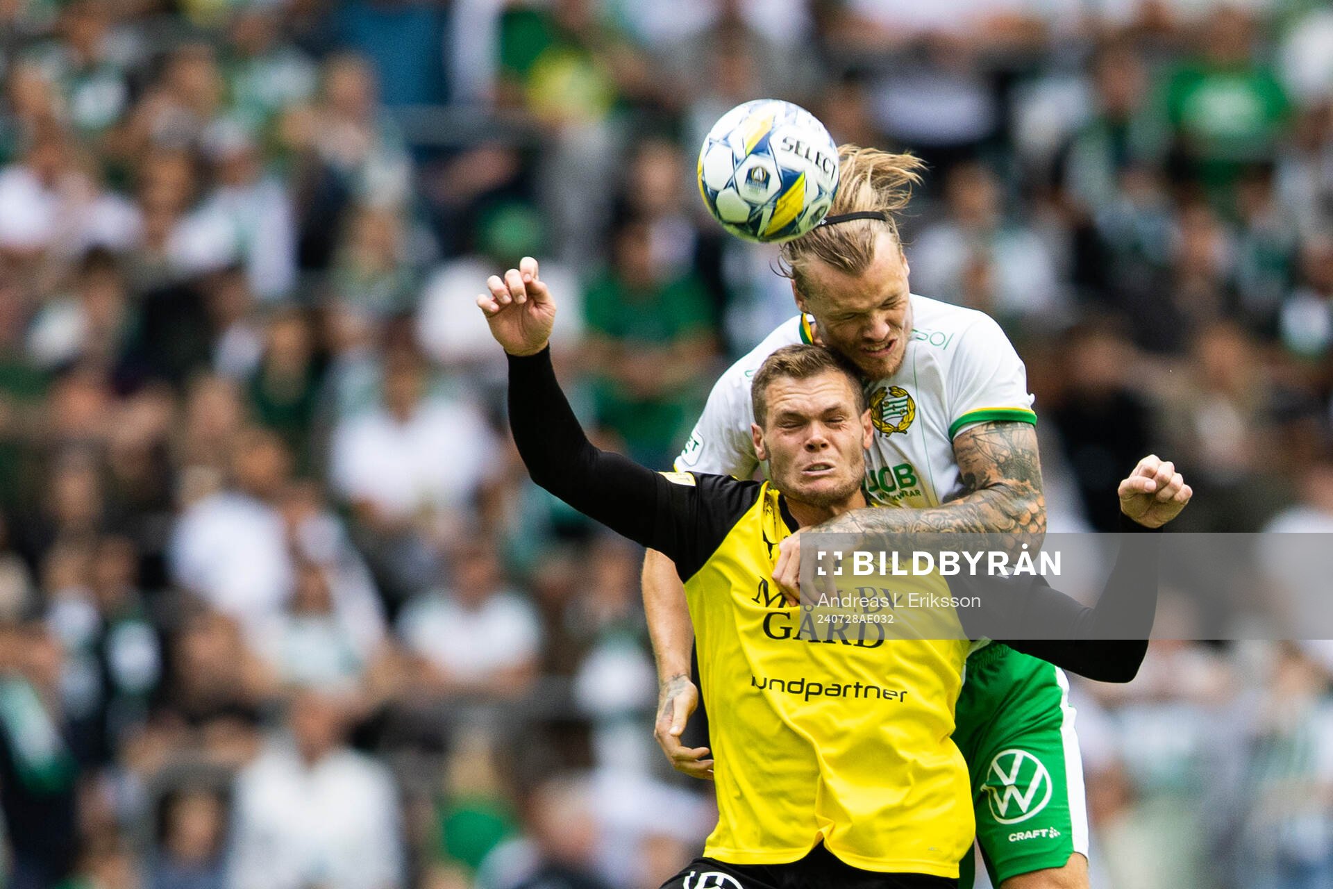 Mjällbys Jacob Bergström i en nickduell med Hammarbys