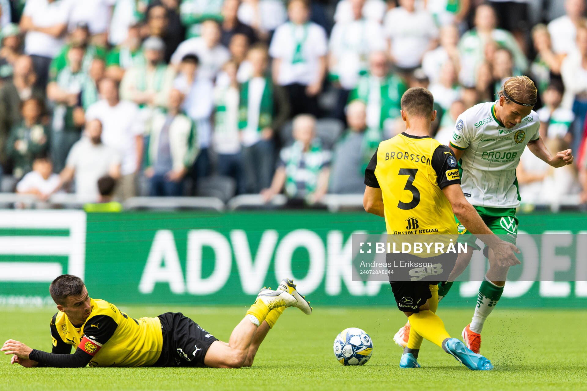 Mjällbys Jesper Gustavsson och Arvid Brorsson försvarar sig mot Hammarbys Markus Karlsson under fotbollsmatchen i Allsvenskan mellan Hammarby och Mjällby den 28 juli 2024 i Stockholm.