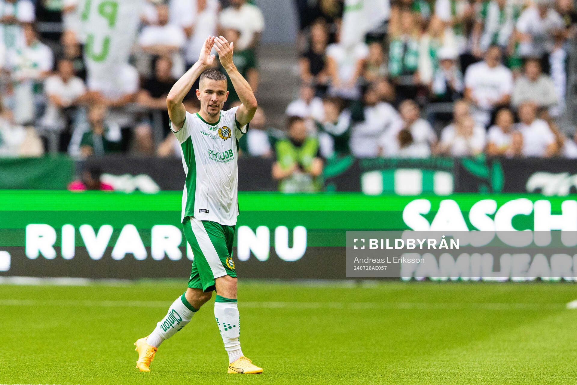 Hammarbys Oscar Johansson Schellhas tackar publiken under fotbollsmatchen i Allsvenskan mellan Hammarby och Mjällby den 28 juli 2024 i Stockholm.