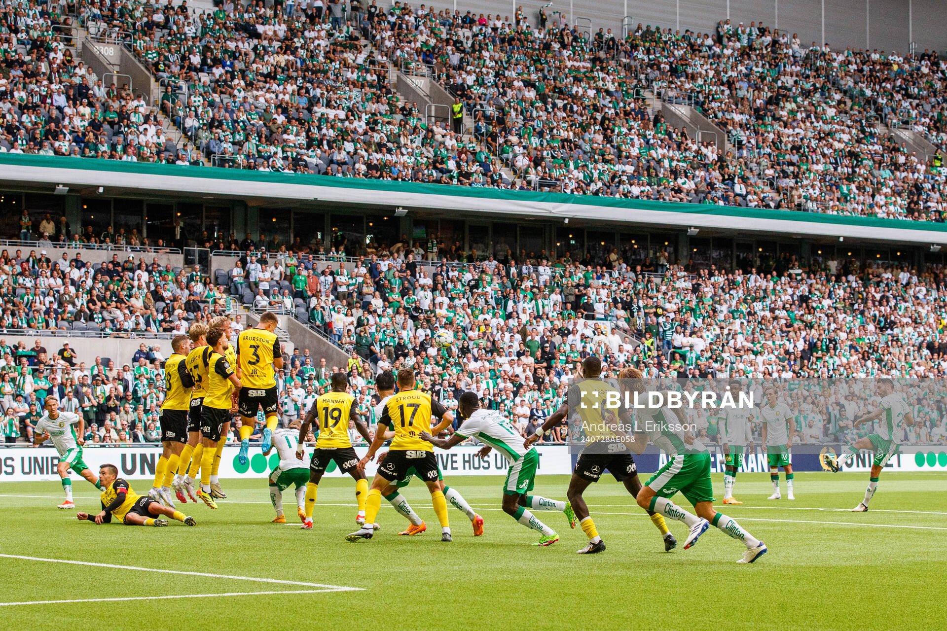 Hammarbys Nahir Besara med en frispark
