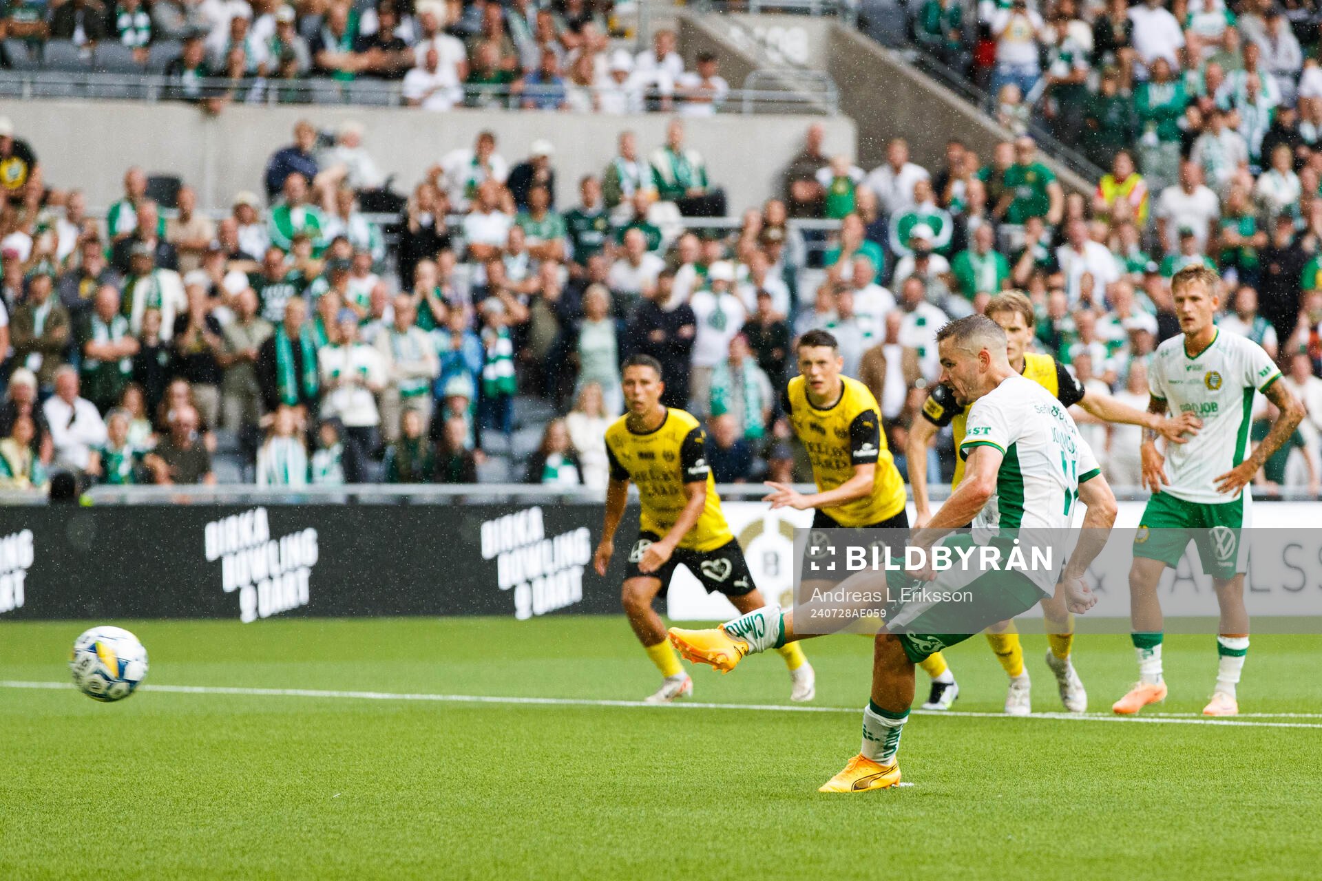 Hammarbys Oscar Johansson Schellhas med en straffspark
