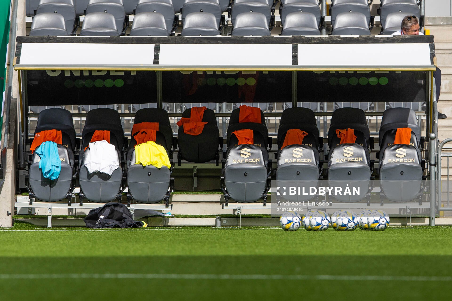En avbytarbänk innan fotbollsmatchen i Allsvenskan mellan Hammarby och Mjällby den 28 juli 2024 i Stockholm. 