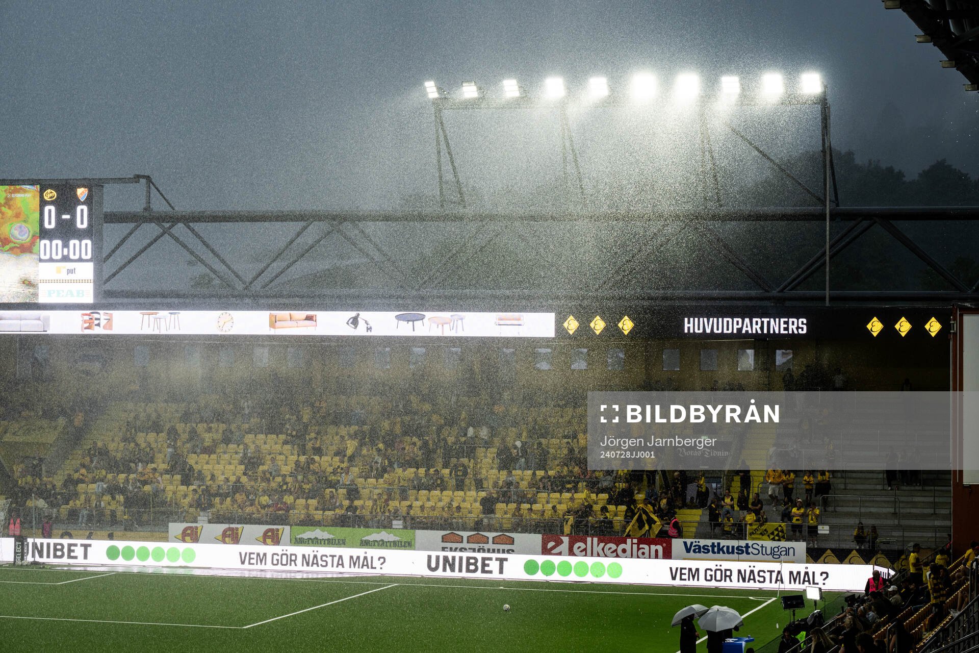 Regnet öser ner