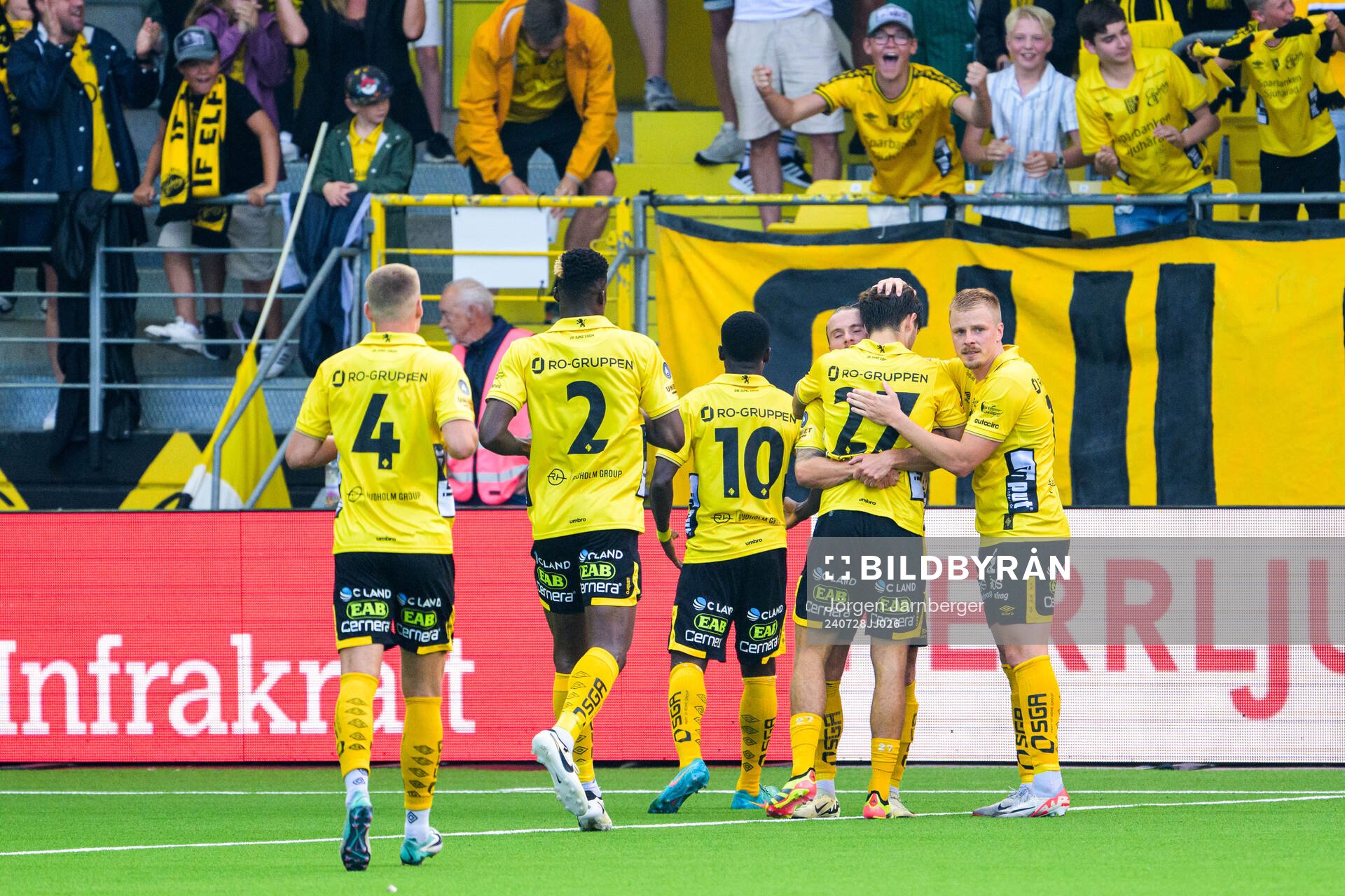 Elfsborgs Besfort Zeneli jublar med lagkamrater