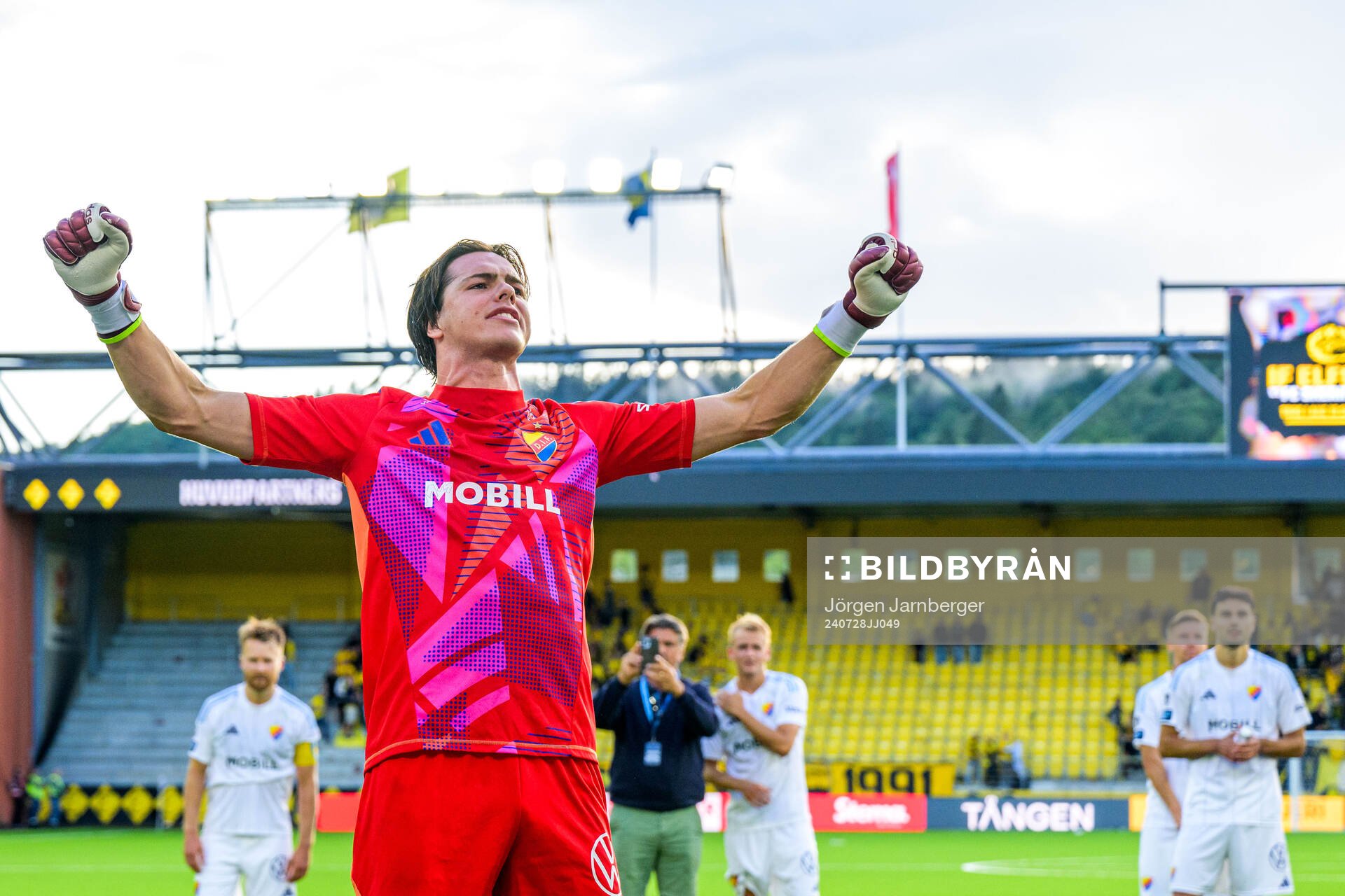 Djurgårdens målvakt Jacob Widell Zetterström jublar efter fotbollsmatchen i Allsvenskan mellan Elfsborg och Djurgården den 28 juli 2024 i Borås.