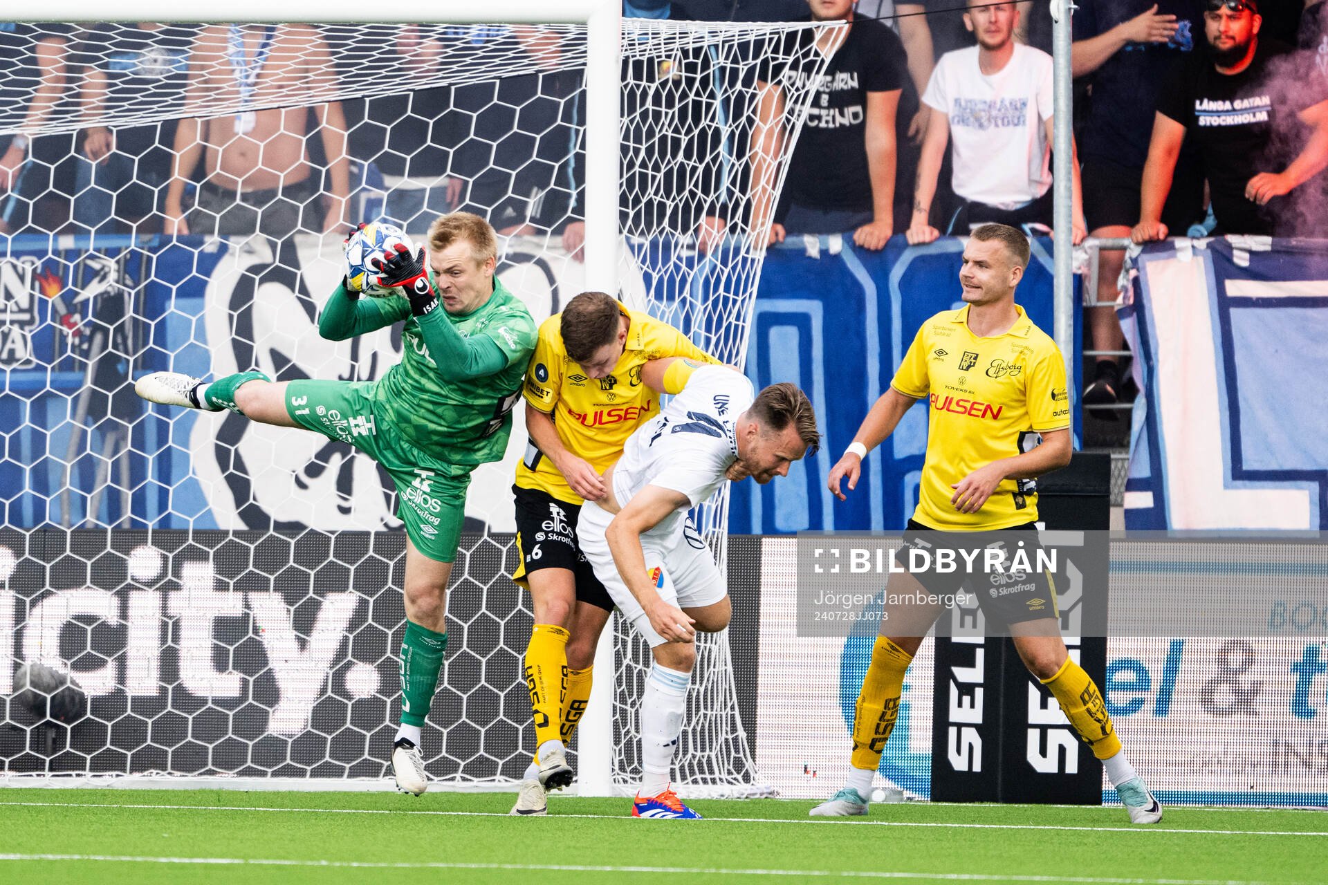 Djurgårdens Jacob Larsson i kamp med Elfsborgs målvakt Isak Pettersson, Andri Fannar Baldursson och Gustav Henriksson under fotbollsmatchen i Allsvenskan mellan Elfsborg och Djurgården den 28 juli 2024 i Borås.