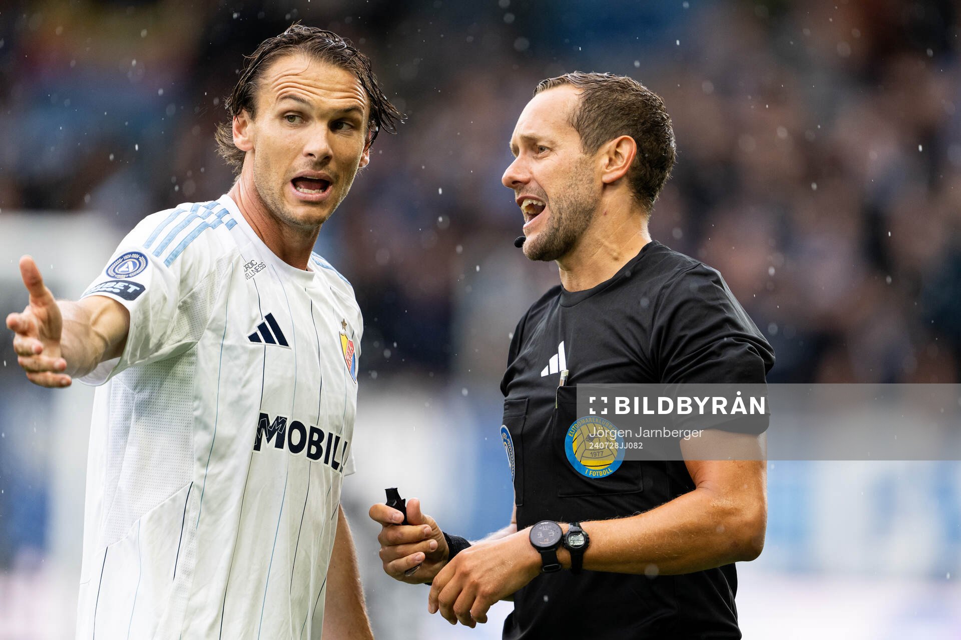 Djurgårdens Albin Ekdal diskuterar med domare Victor Wolf