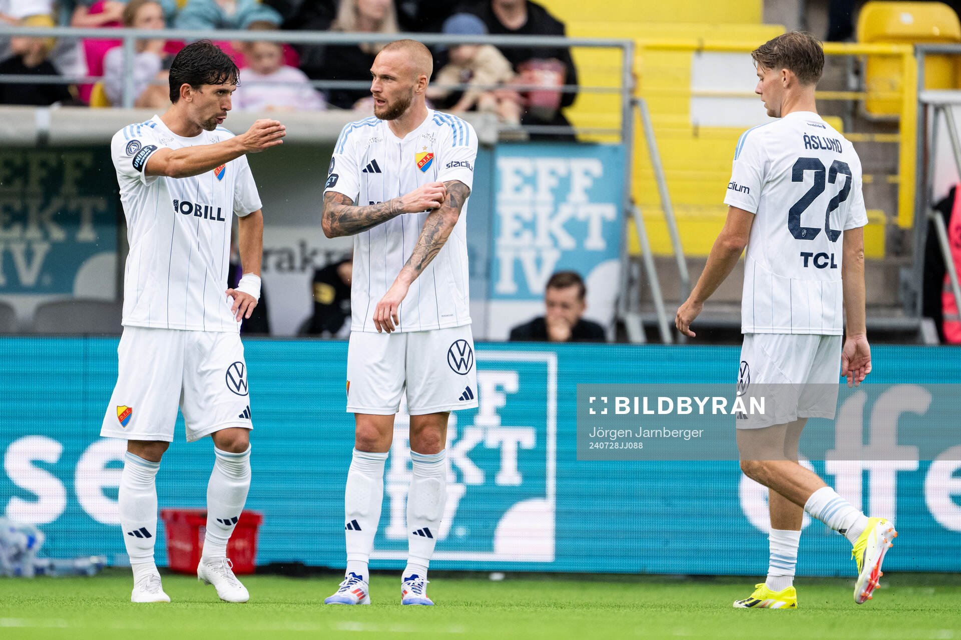 Djurgårdens Gustav Wikheim och Jacob Larsson diskuterar