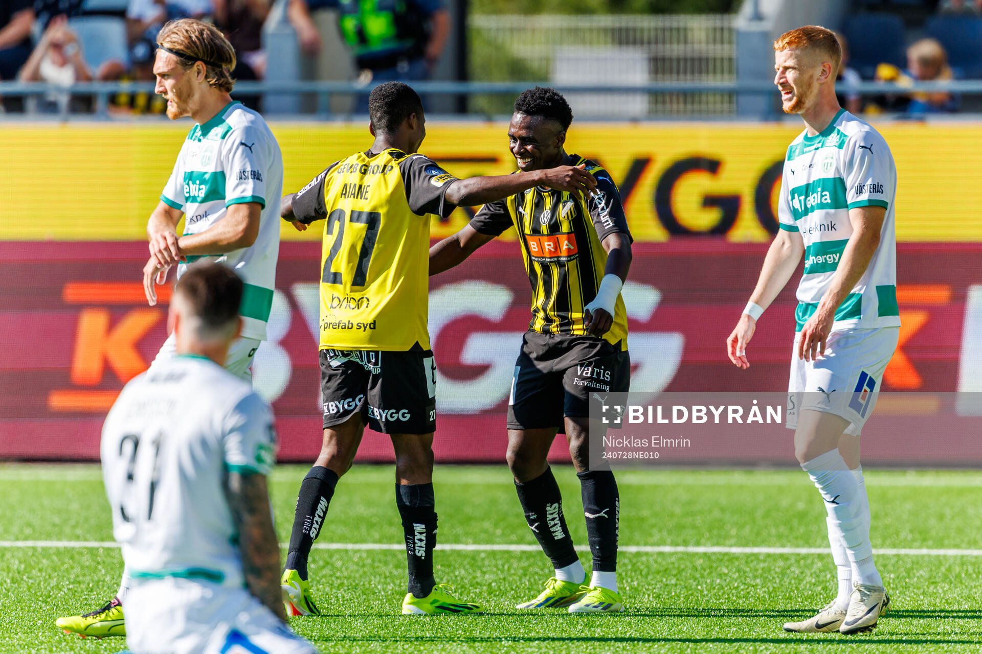 Häckens Akoua Romeo Amane och Zeidane Inoussa jublar