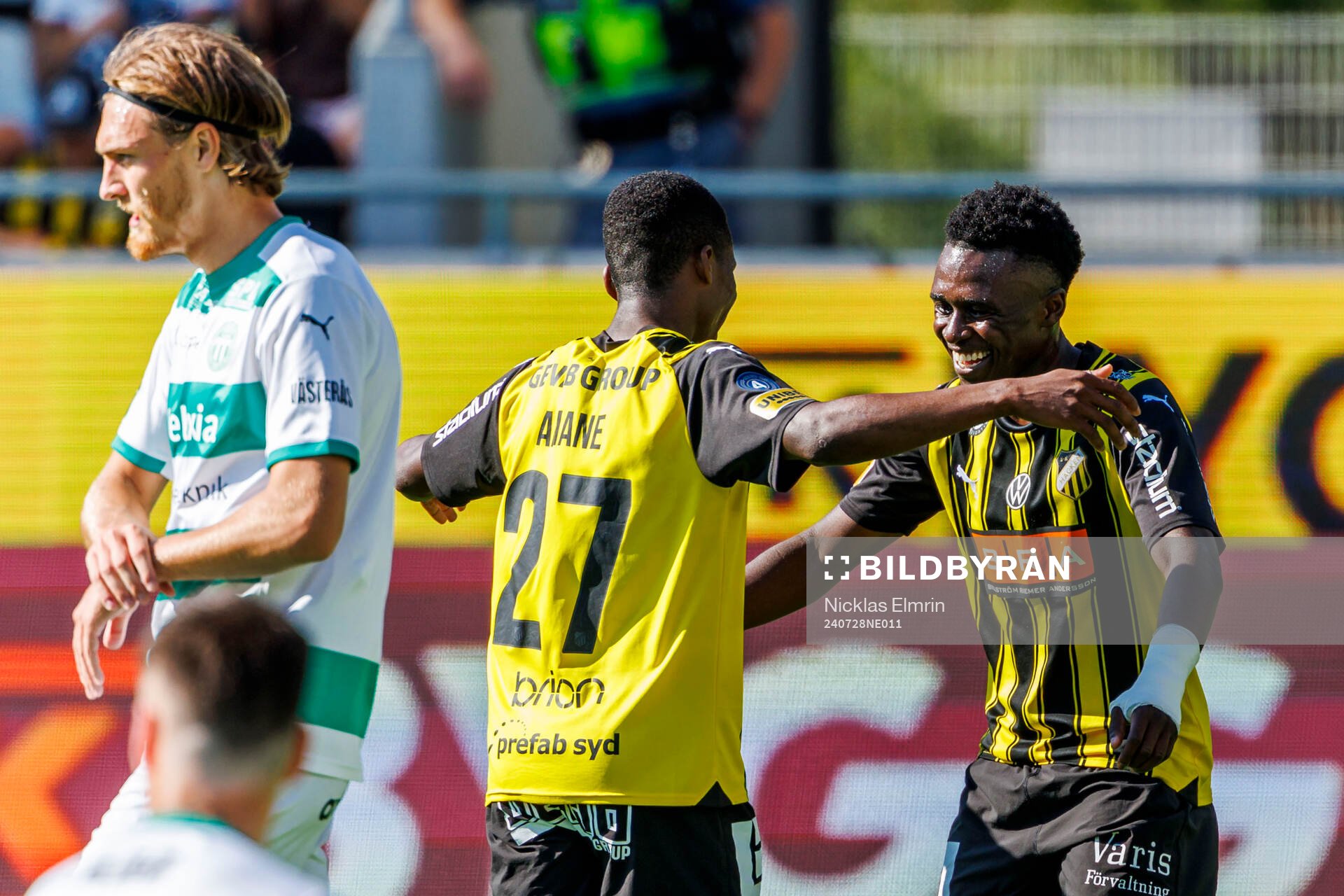 Häckens Akoua Romeo Amane och Zeidane Inoussa jublar