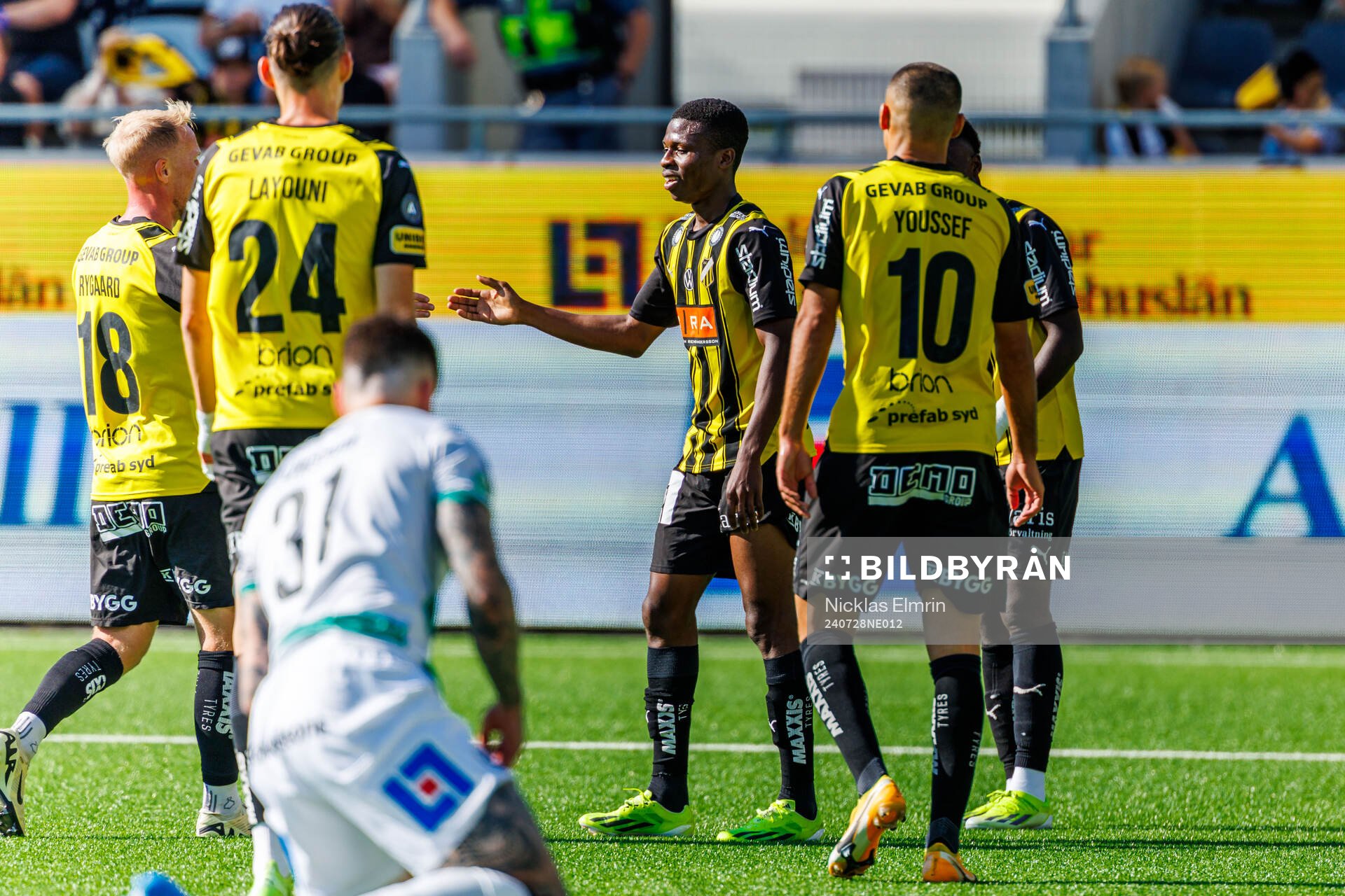 Häckens Akoua Romeo Amane och Zeidane Inoussa jublar