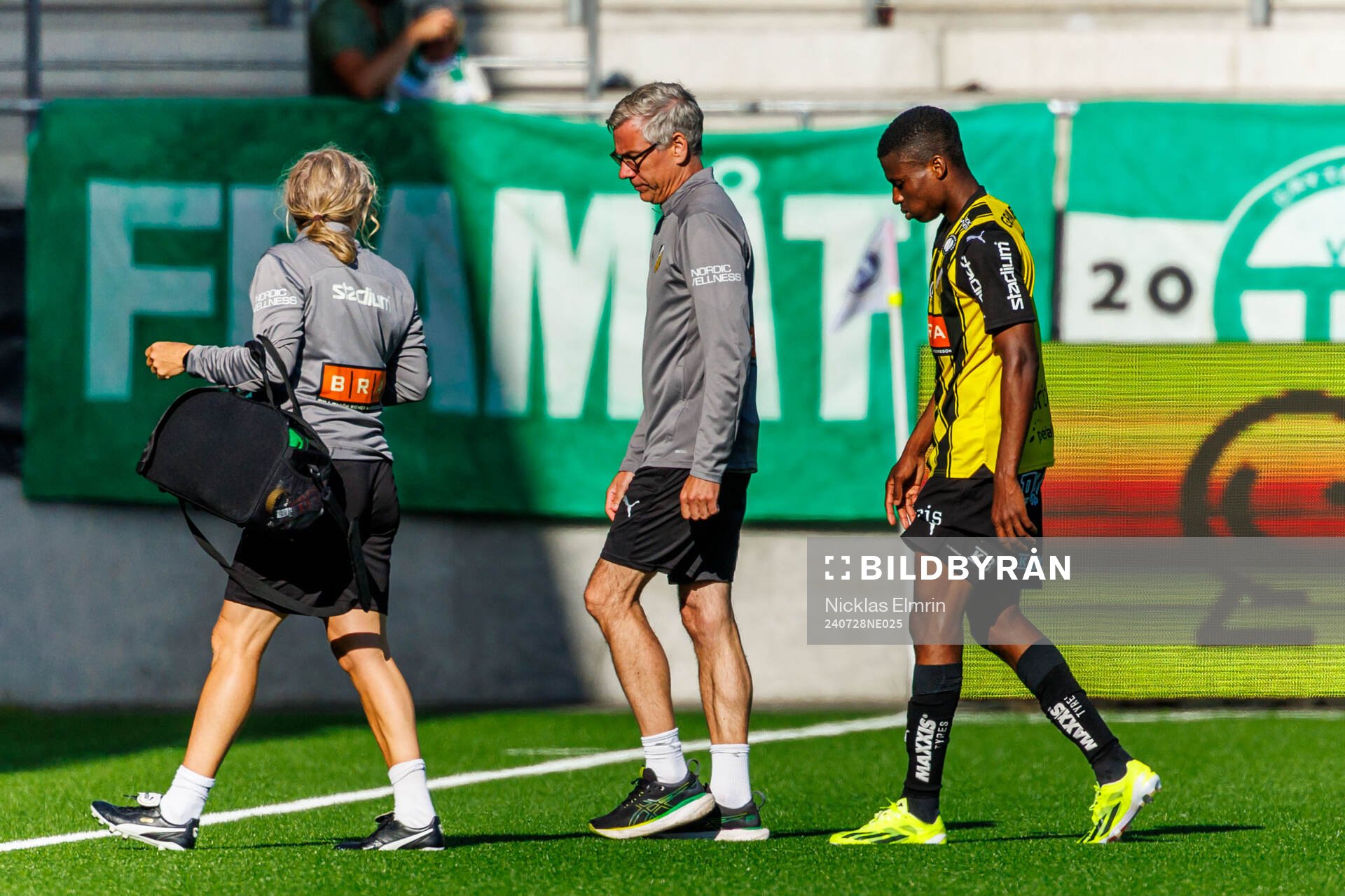 Häckens Akoua Romeo Amane lämnar planen med skada