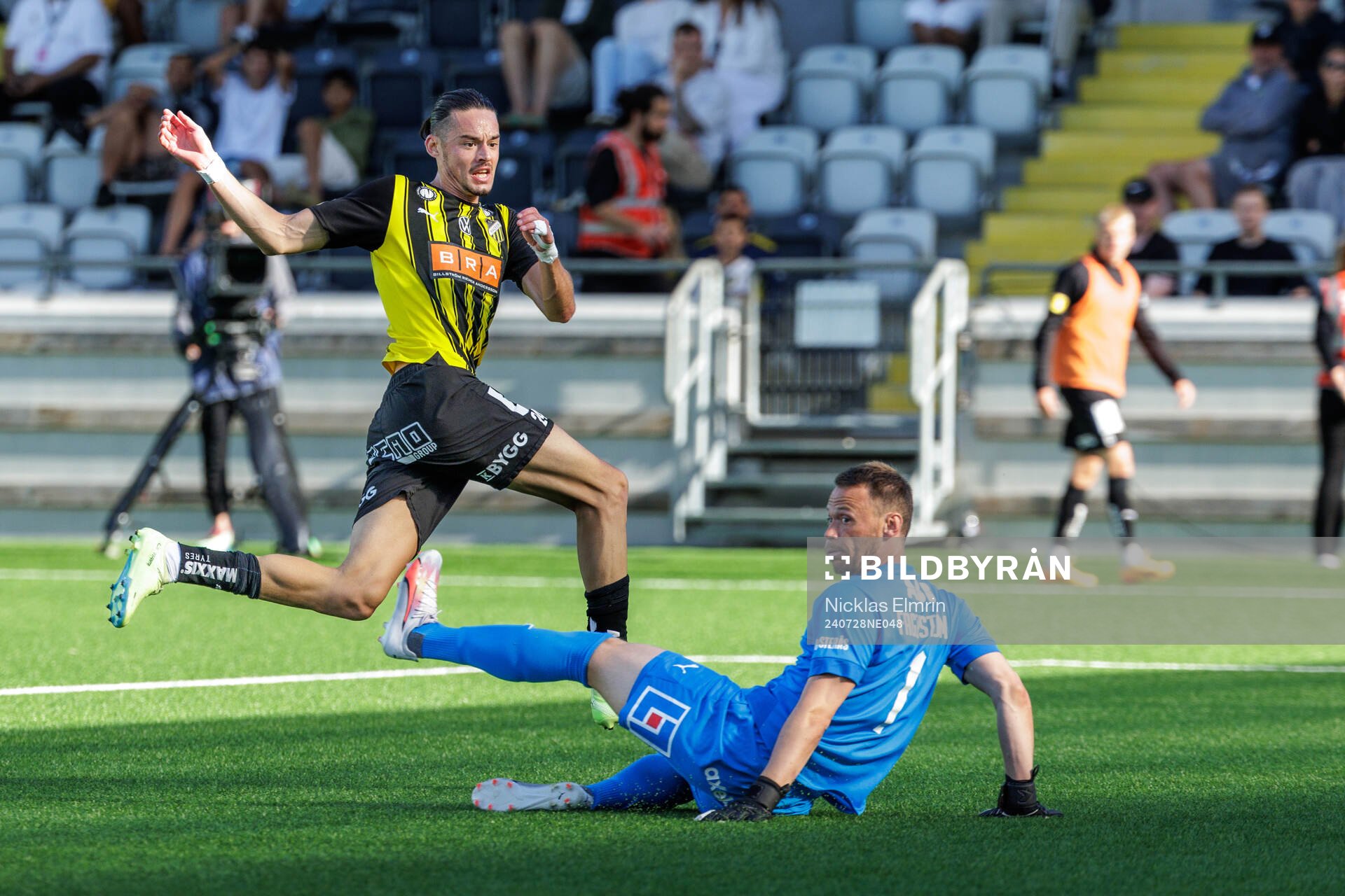 Häckens Amor Layouni gör 3-0 bakom Västerås målvakt Anton Fagerström under fotbollsmatchen i Allsvenskan mellan Häcken och Västerås den 28 juli 2024 i Göteborg.