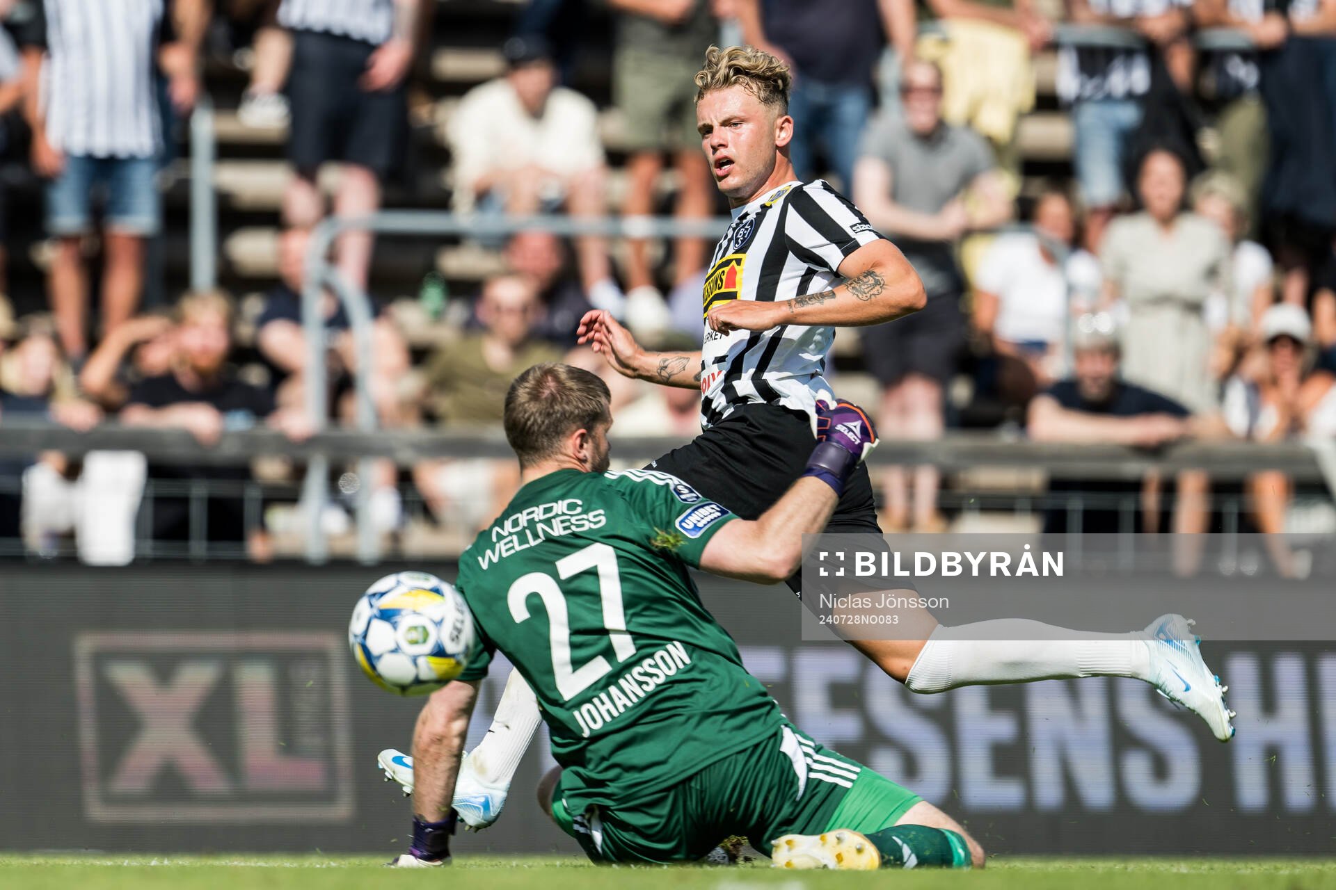 Landskronas Frederik Ihler  och Gefles målvakt Tobias