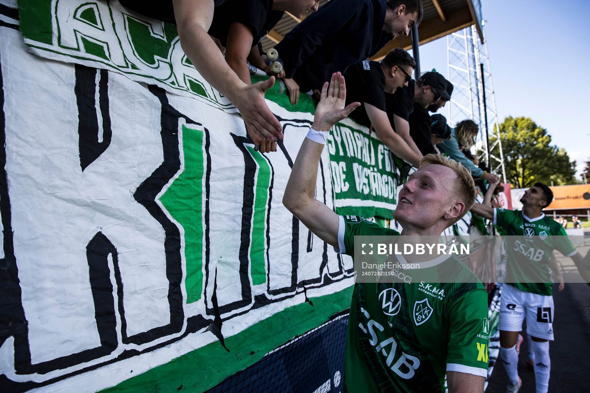 Brages Christopher Redenstrand jublar efter seger tillsammans med fansen under fotbollsmatchen i Superettan mellan Brage och Örebro den 28 juli 2024 i Borlänge.