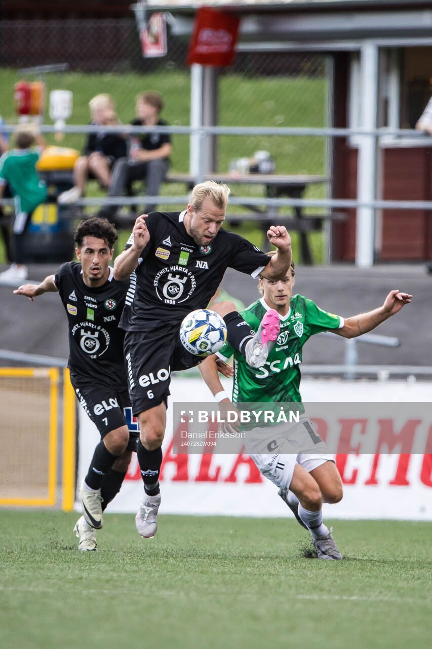 Örebros Elias Barsoum och Sebastian Crona och Brages Johan Arvidsson under fotbollsmatchen i Superettan mellan Brage och Örebro den 28 juli 2024 i Borlänge. 
