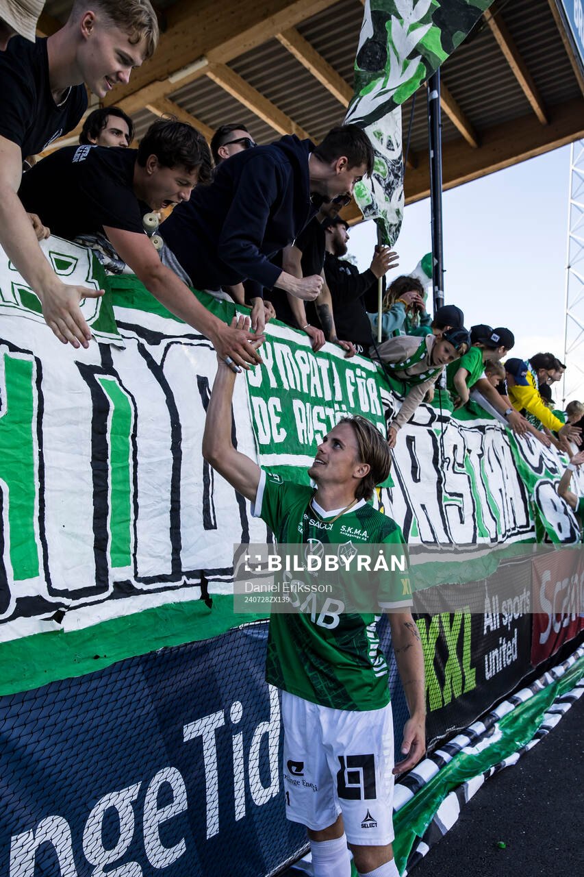 Brages målvakt Viktor Frodig jublar  med fansen