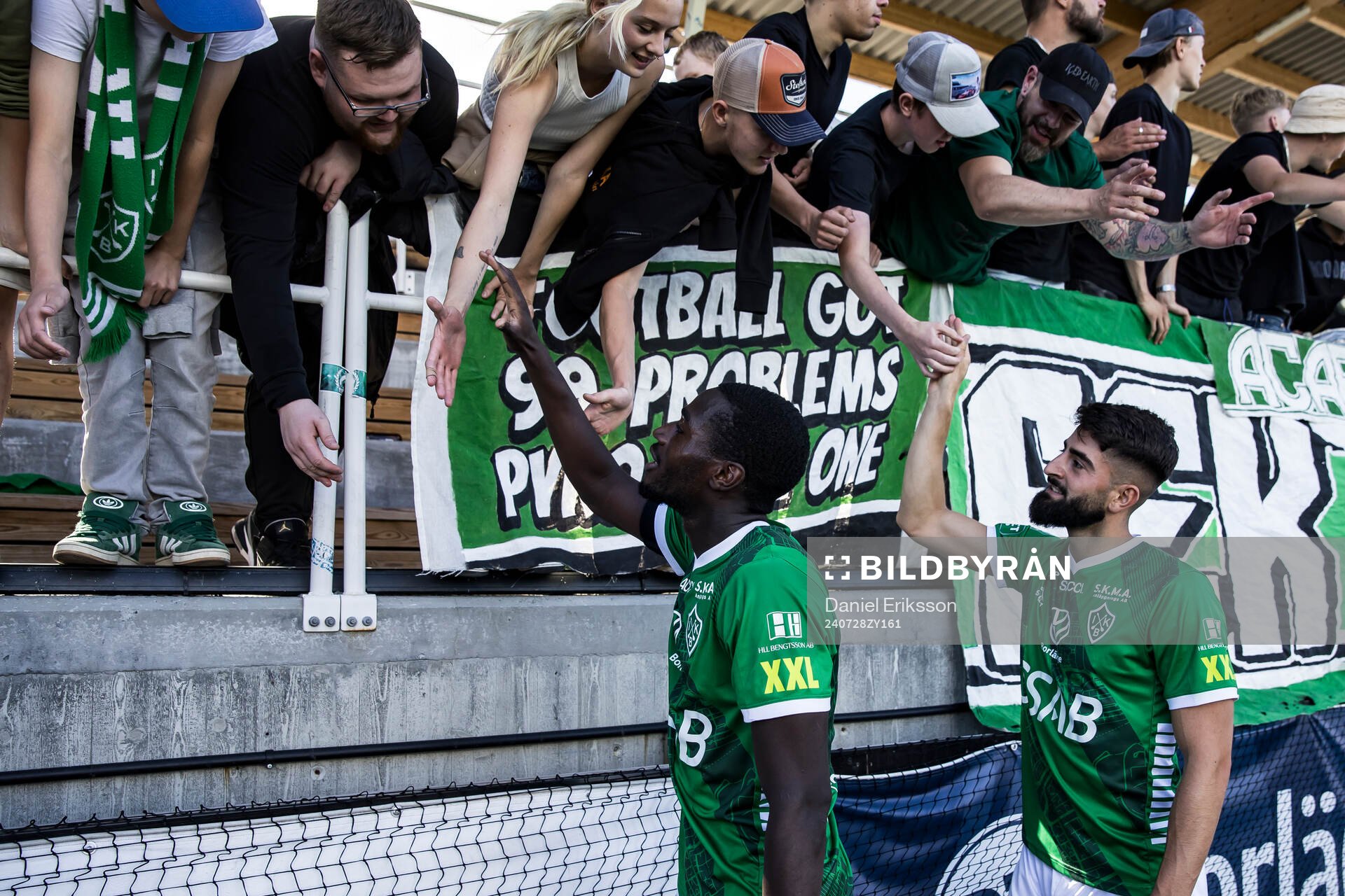 Brages Adil Titi och Brages Ferhan Abic jublar med fansen